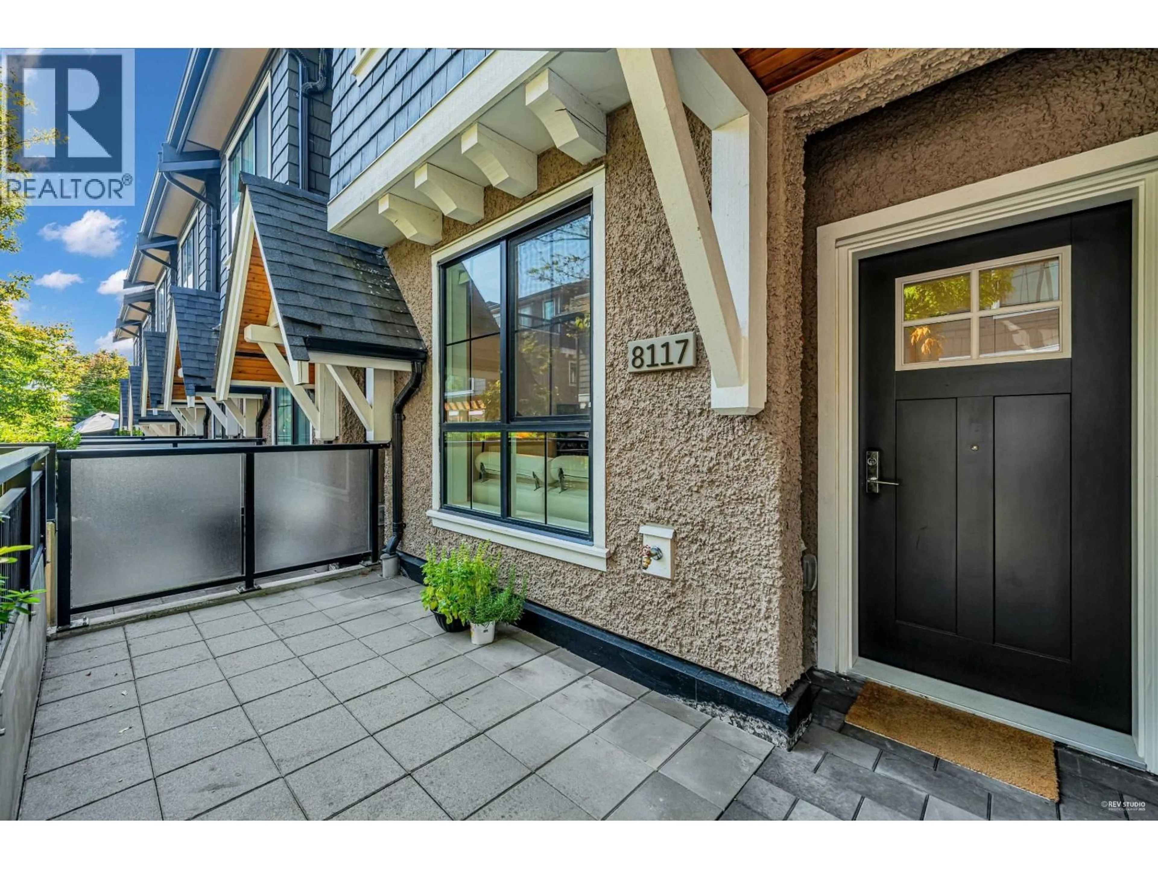 Indoor entryway for 8117 SHAUGHNESSY STREET, Vancouver British Columbia V6P3X9