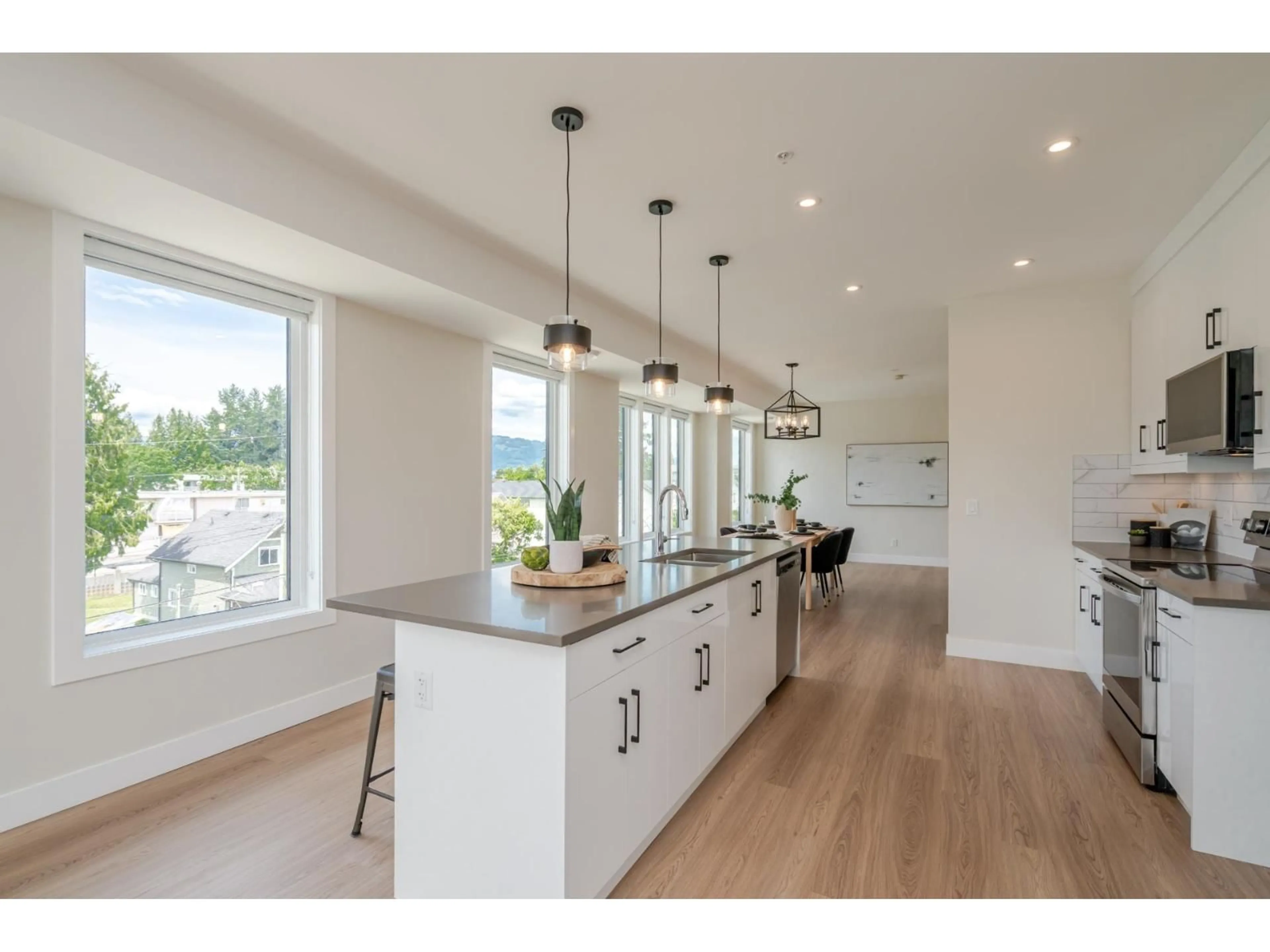 Open concept kitchen, wood/laminate floor for 104 - 9384 FLETCHER STREET, Chilliwack British Columbia V2P4Z2