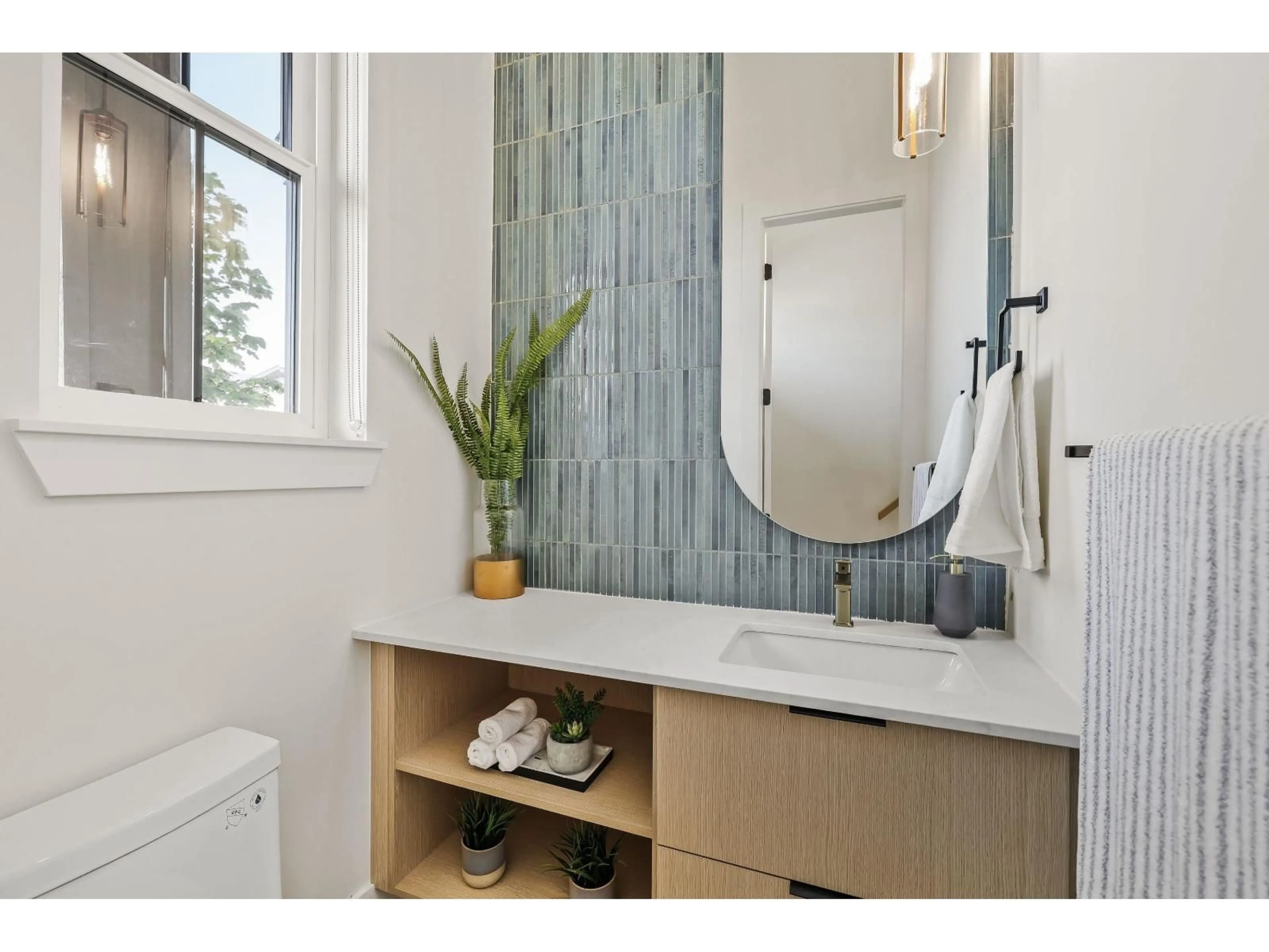 Contemporary bathroom, ceramic/tile floor for 20516 75, Langley British Columbia V2Y1V5
