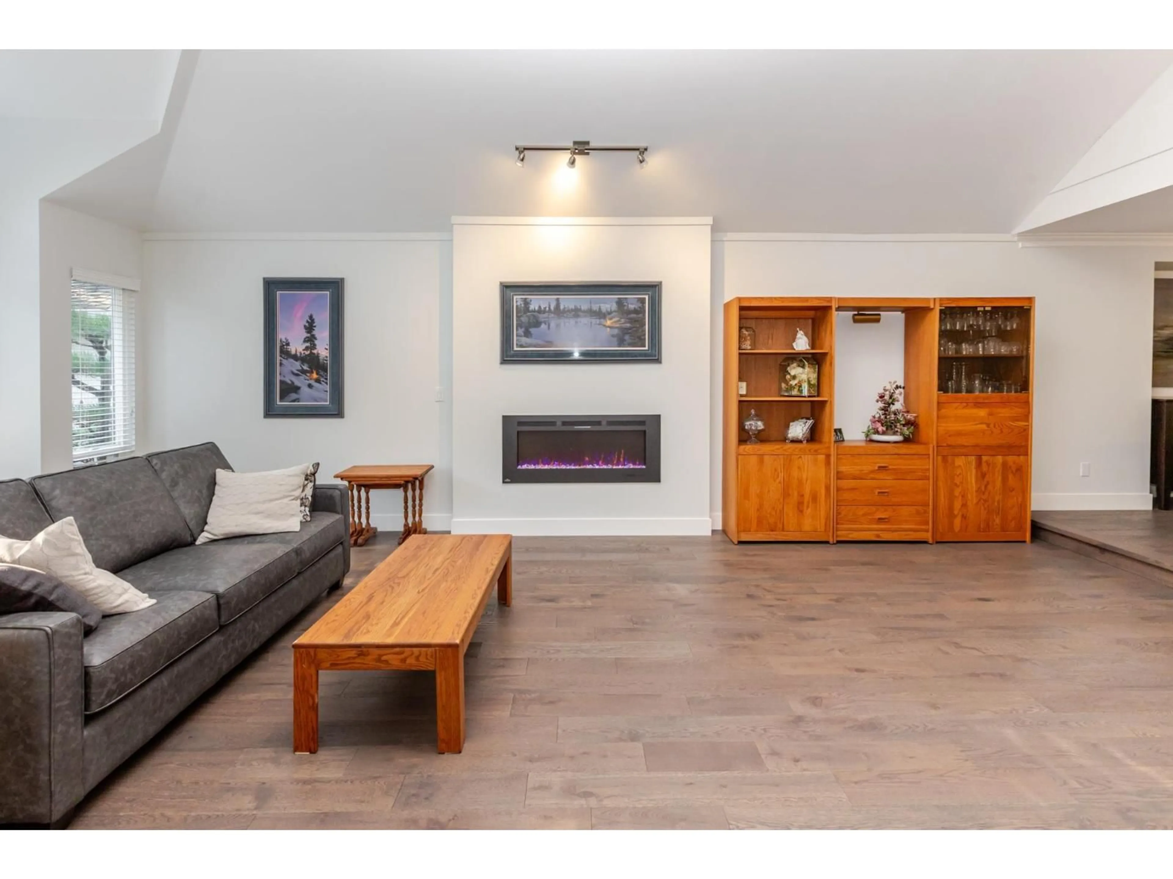 Living room with furniture, wood/laminate floor for 11133 157, Surrey British Columbia V4N4R3