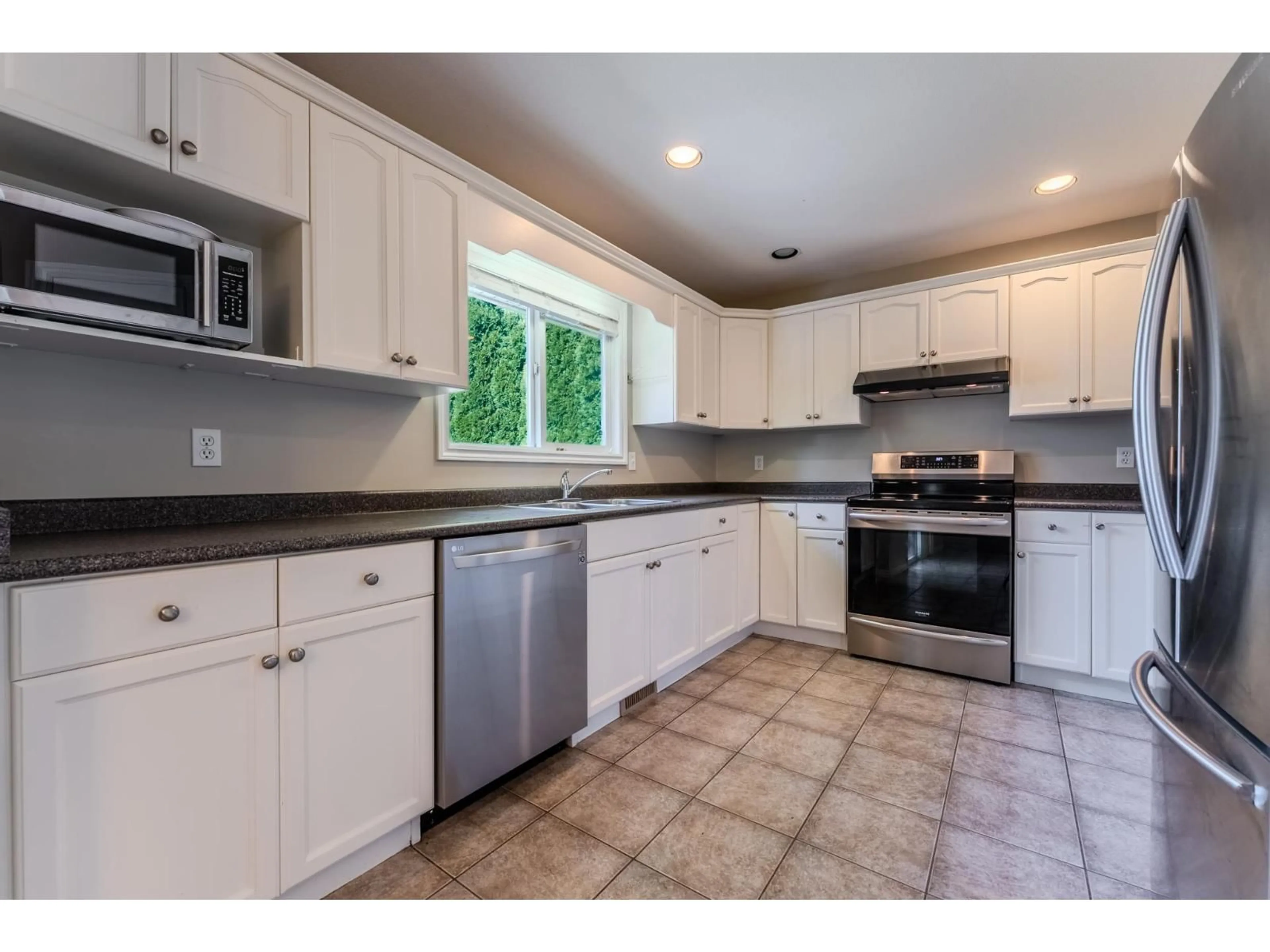 Open concept kitchen, ceramic/tile floor for 5359 TESKEY ROAD, Chilliwack British Columbia V2R5M9