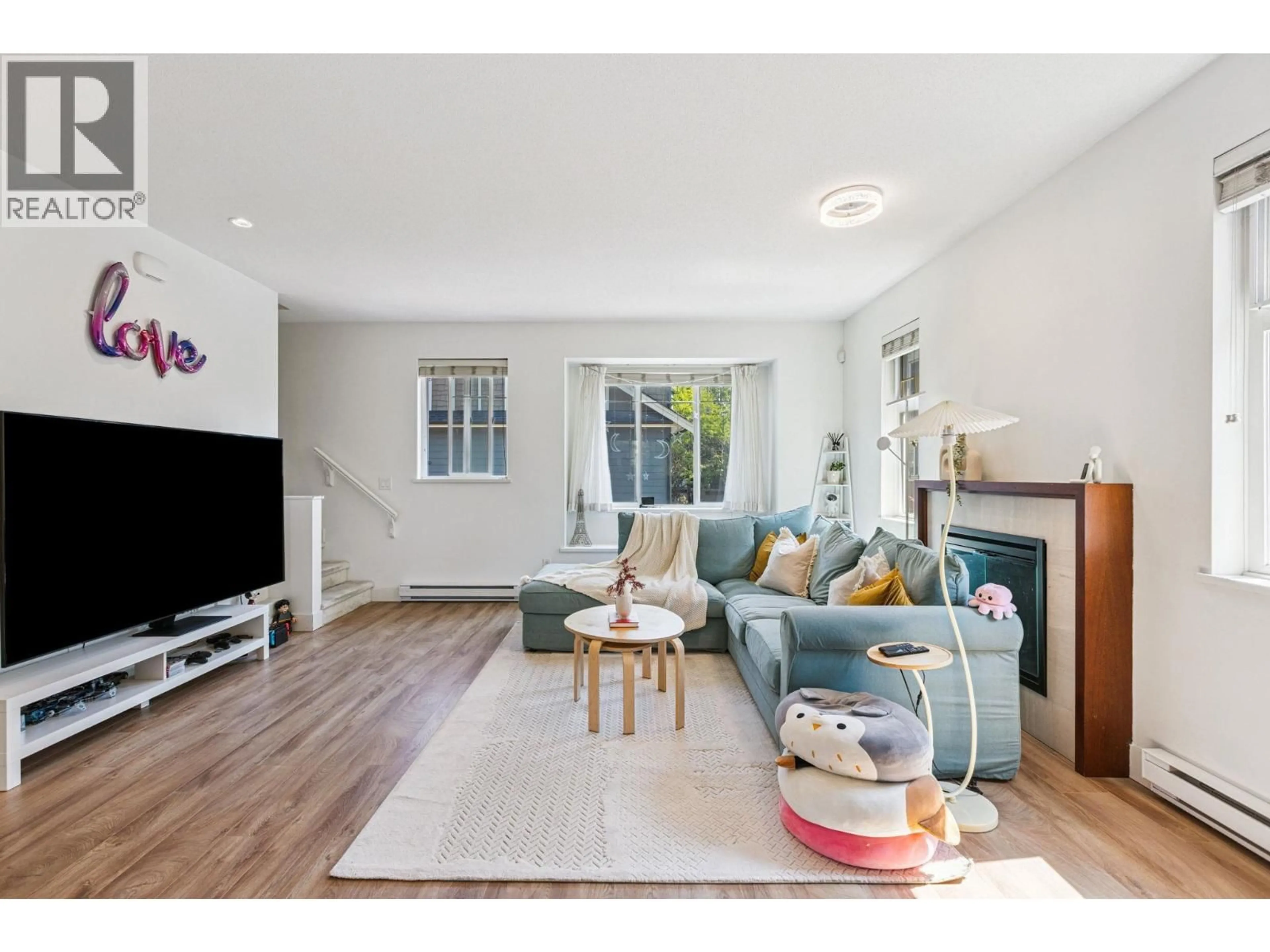 Living room with furniture, wood/laminate floor for 22 - 9628 FERNDALE ROAD, Richmond British Columbia V6Y1X3