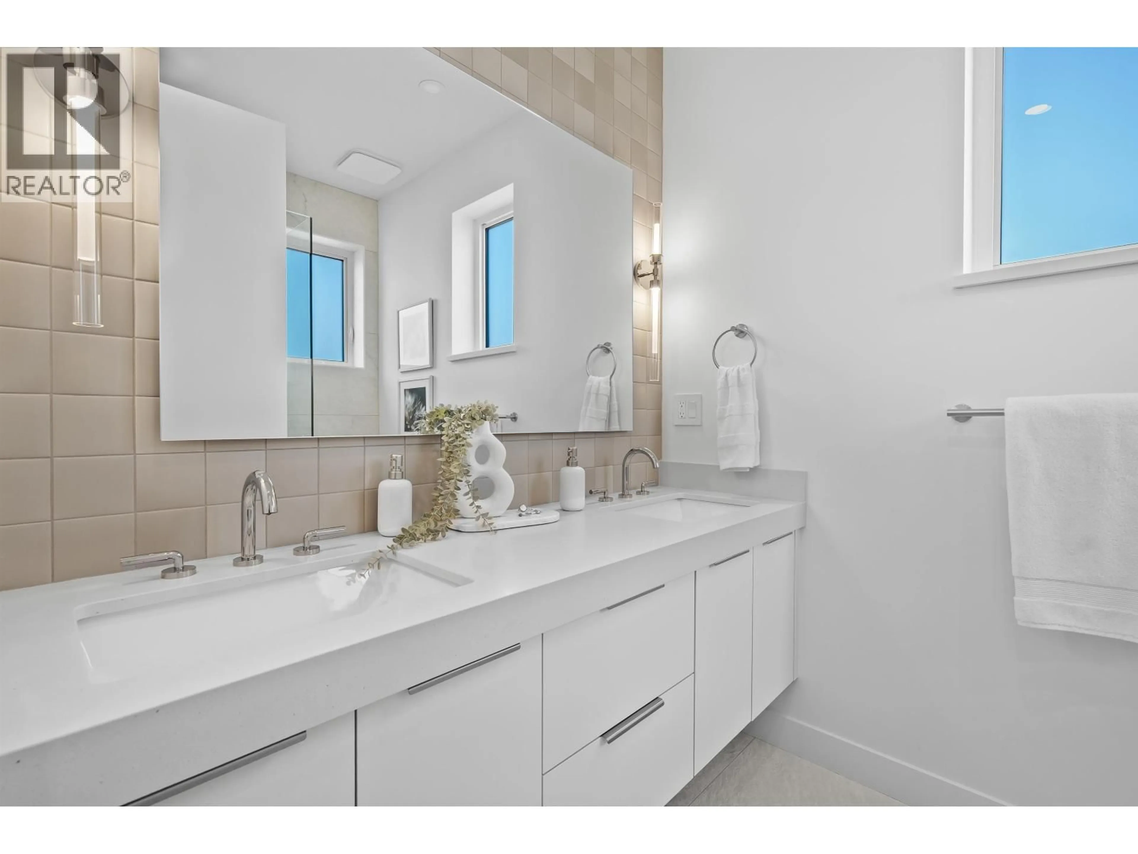 Contemporary bathroom, ceramic/tile floor for 1 - 2253 GRANT STREET, Vancouver British Columbia V5L2Z6