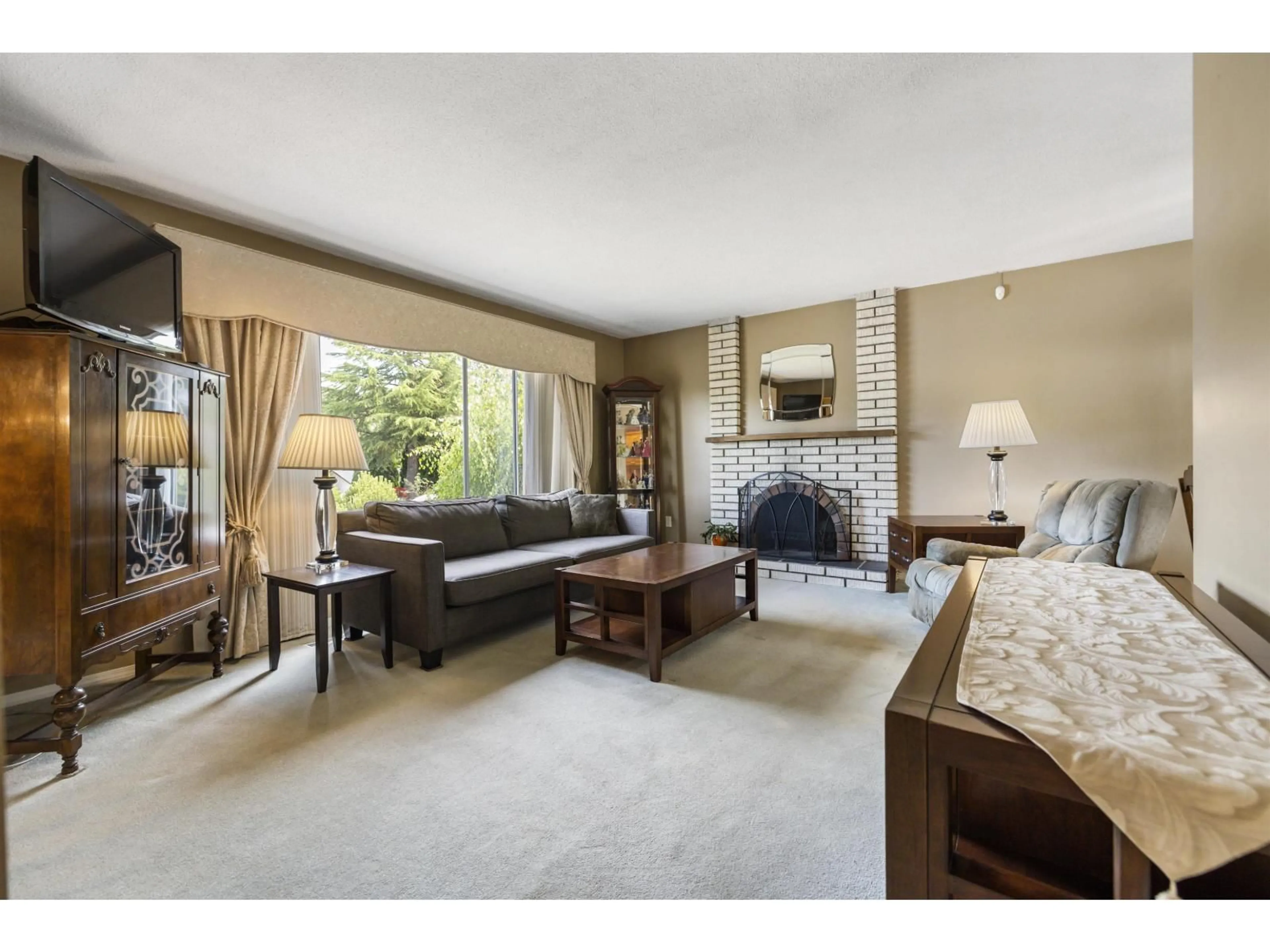 Living room with furniture, carpet floor for 13512 CRESTVIEW, Surrey British Columbia V3R6T2