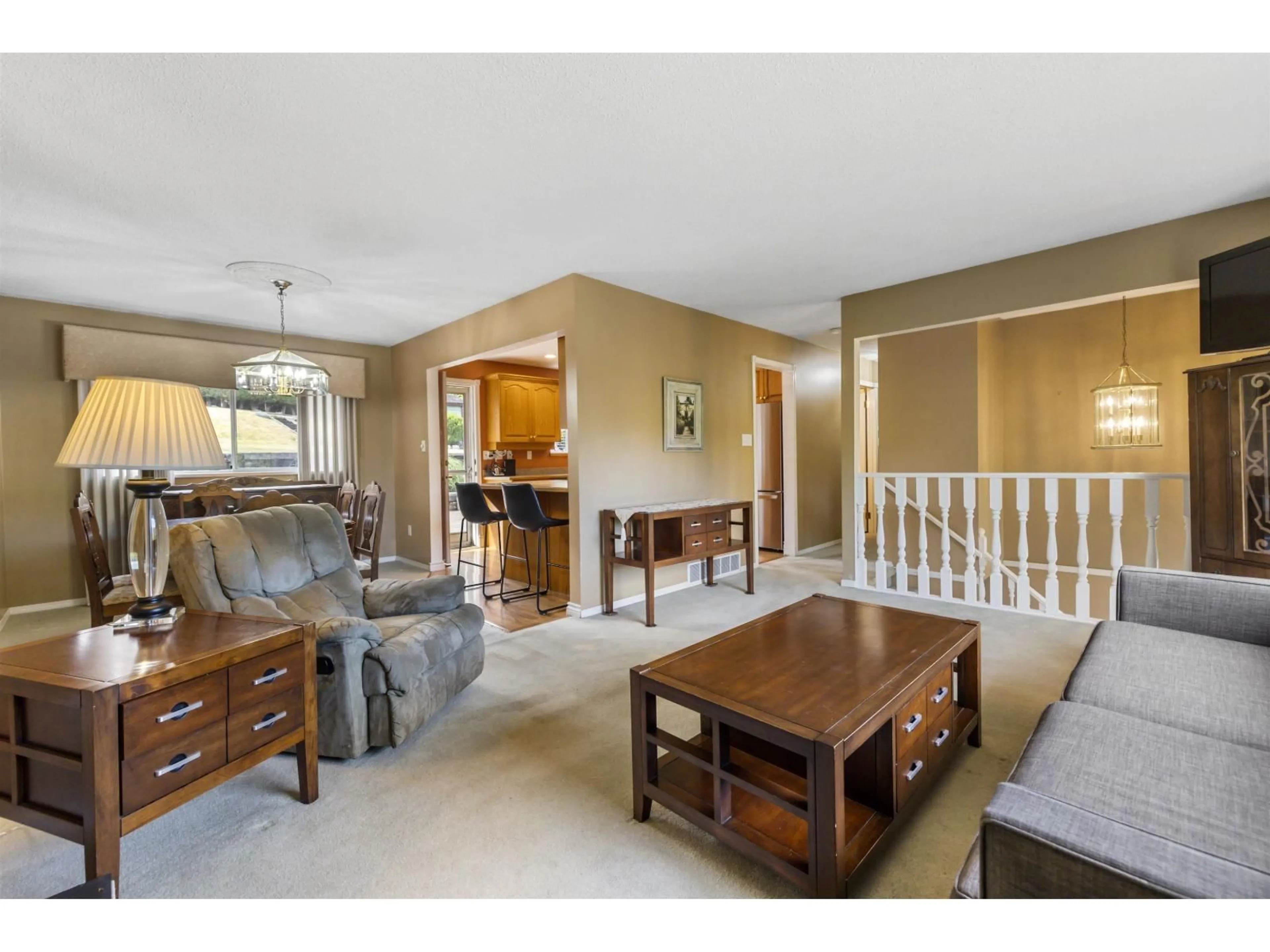 Living room with furniture, unknown for 13512 CRESTVIEW, Surrey British Columbia V3R6T2