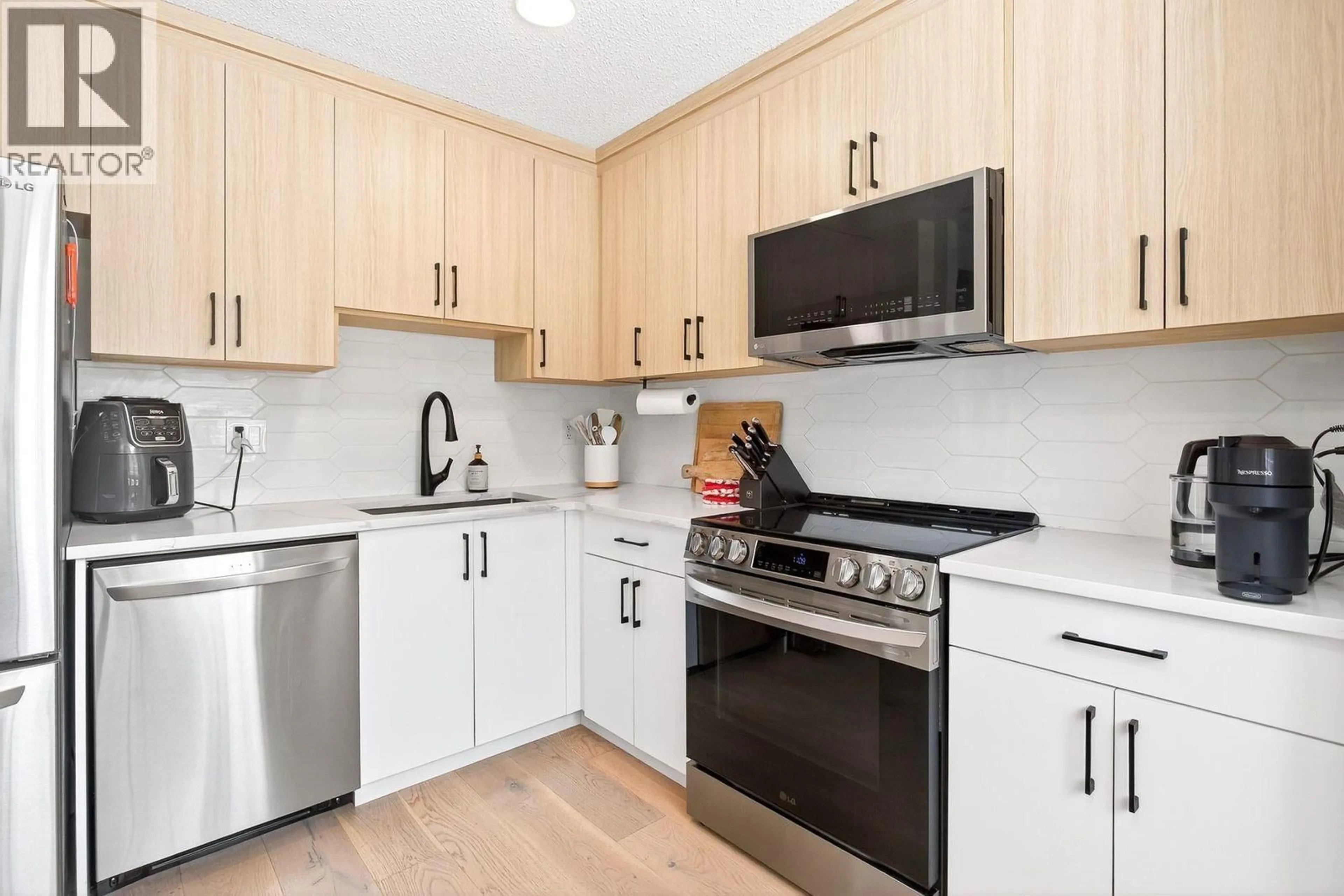 Standard kitchen, unknown for 7301 CAPISTRANO DRIVE, Burnaby British Columbia V5A1P7