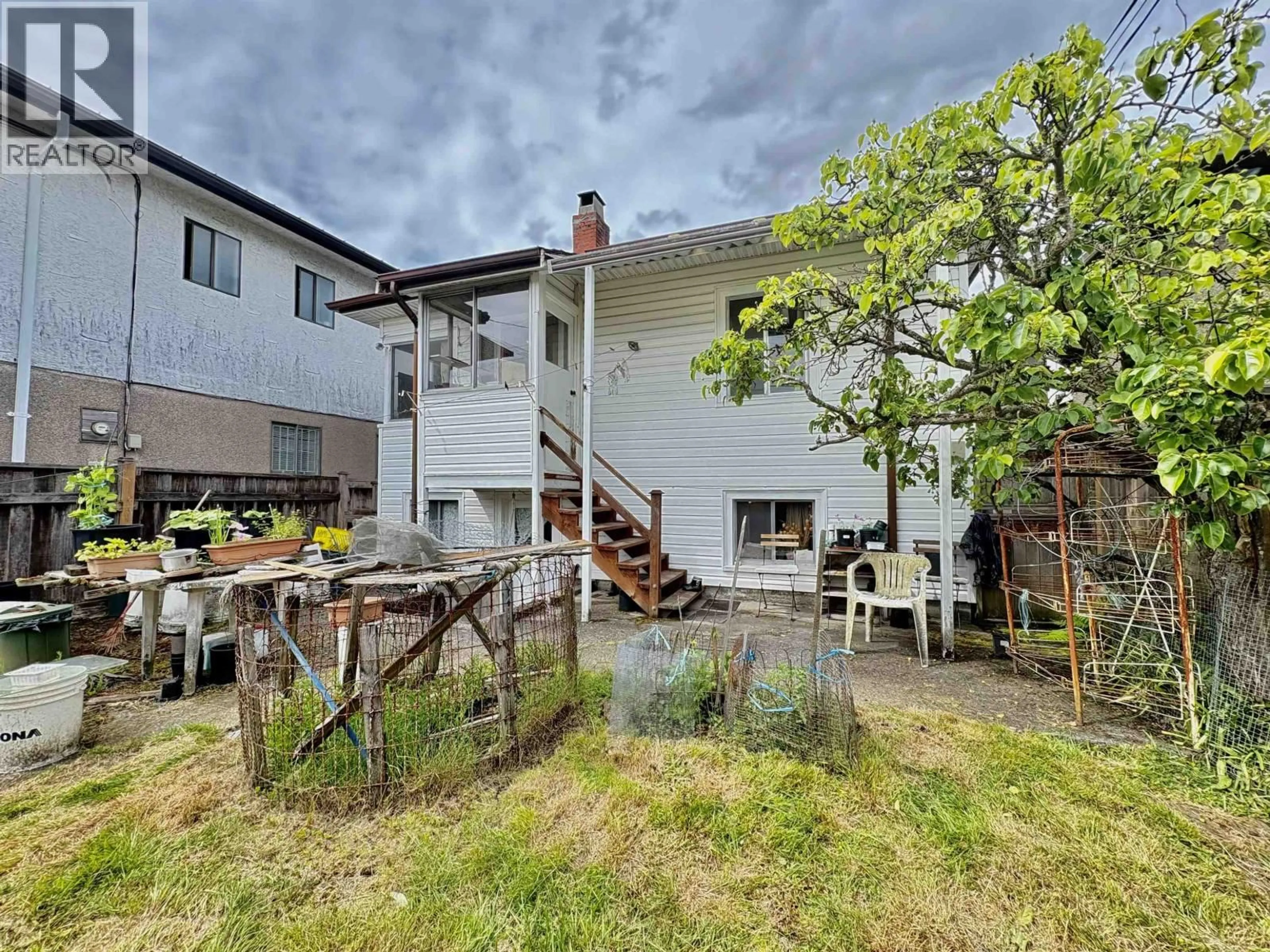 A pic from outside/outdoor area/front of a property/back of a property/a pic from drone, street for 2566 VENABLES STREET, Vancouver British Columbia V5K2R1