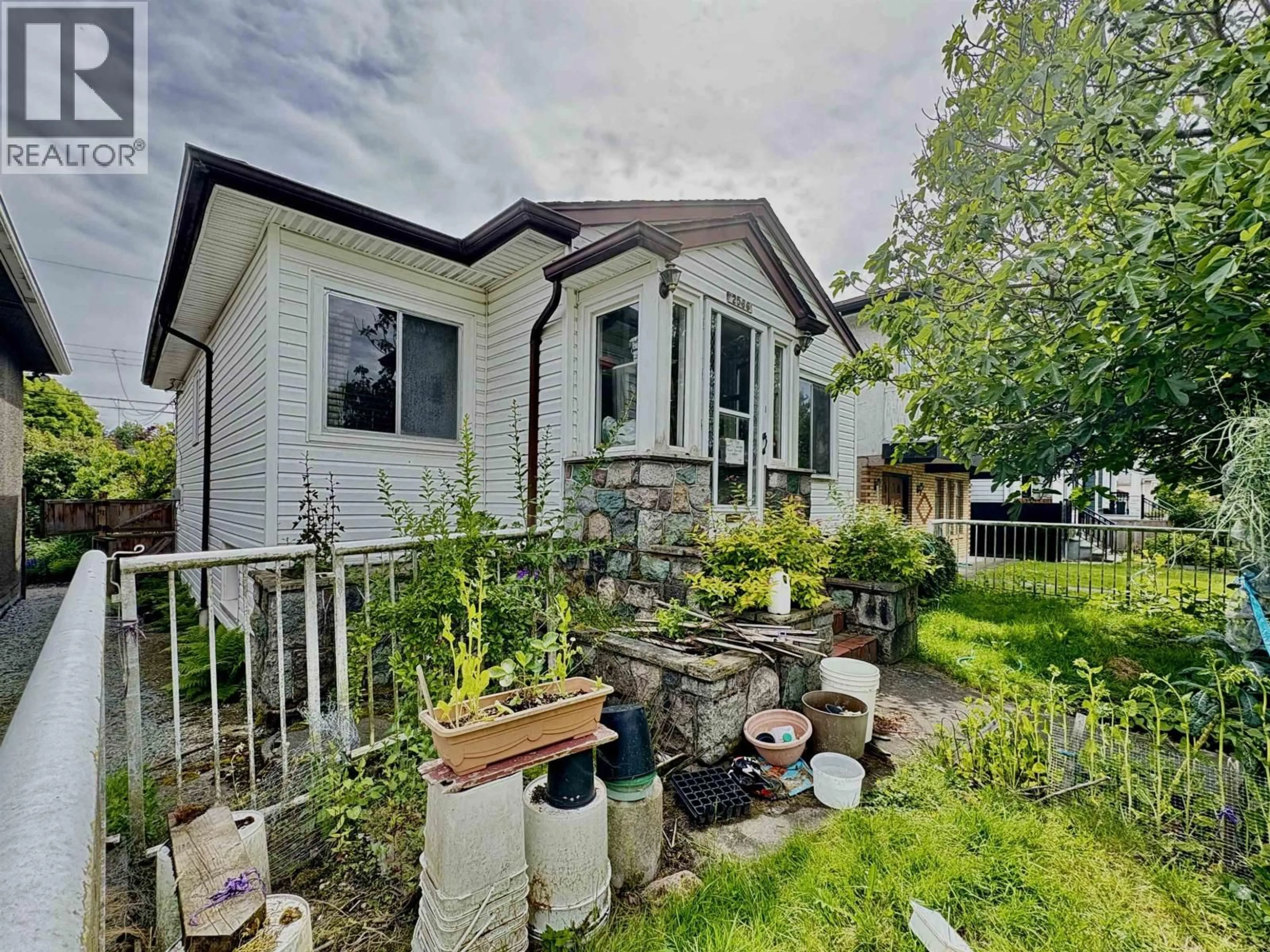 A pic from outside/outdoor area/front of a property/back of a property/a pic from drone, unknown for 2566 VENABLES STREET, Vancouver British Columbia V5K2R1