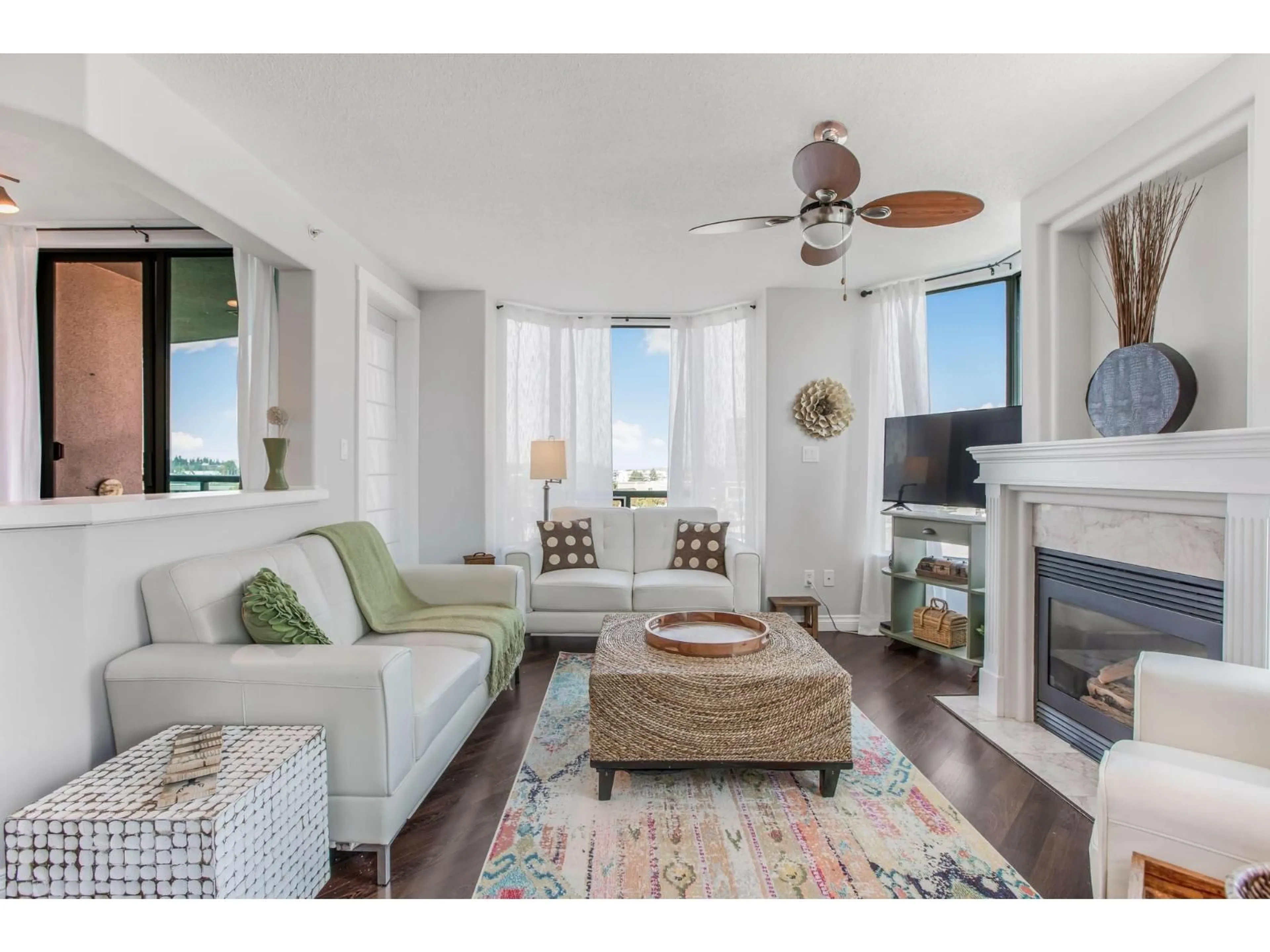 Living room with furniture, wood/laminate floor for 806 - 33065 MILL LAKE, Abbotsford British Columbia V2S8E6