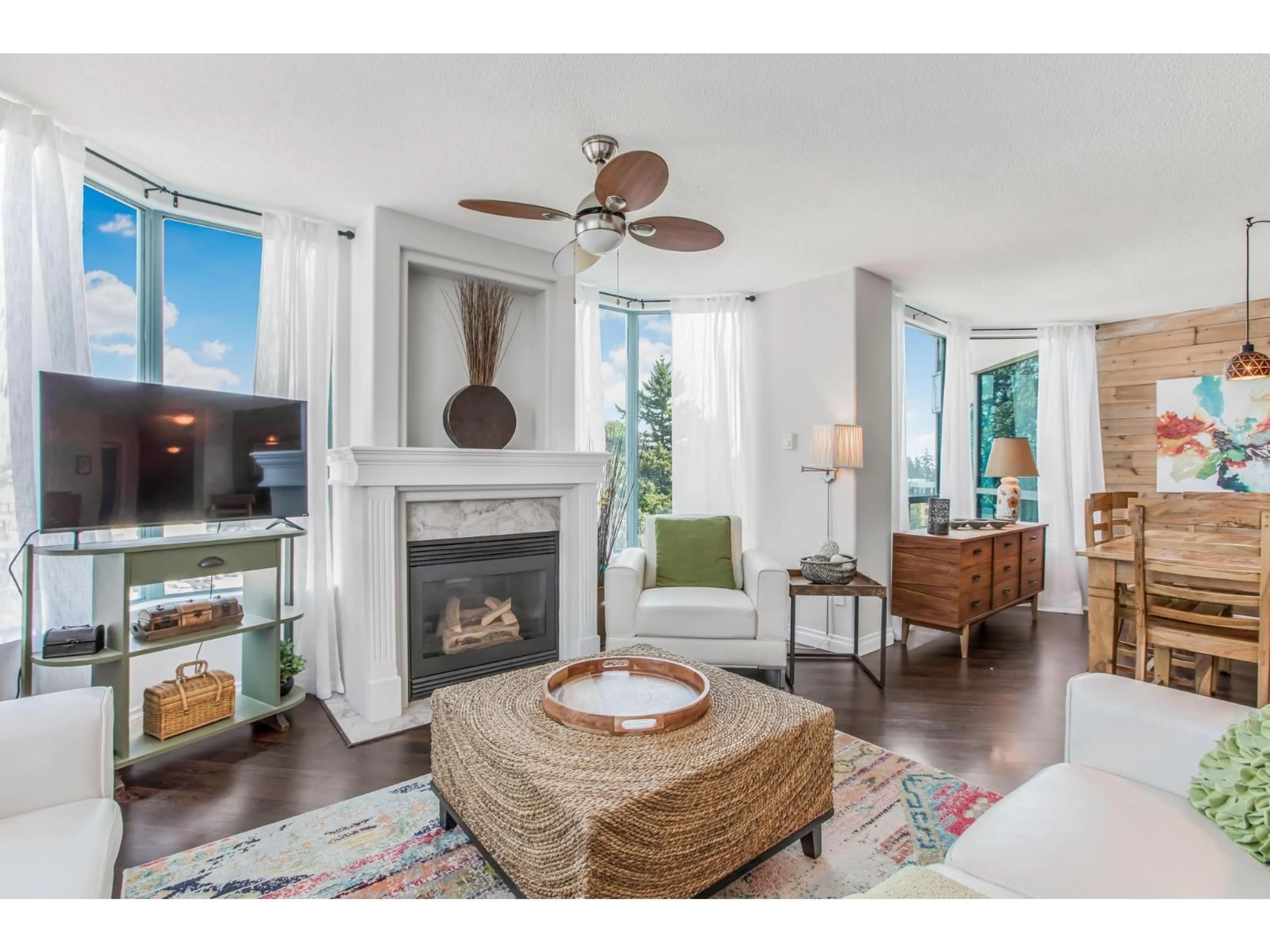 Living room with furniture, unknown for 806 - 33065 MILL LAKE, Abbotsford British Columbia V2S8E6