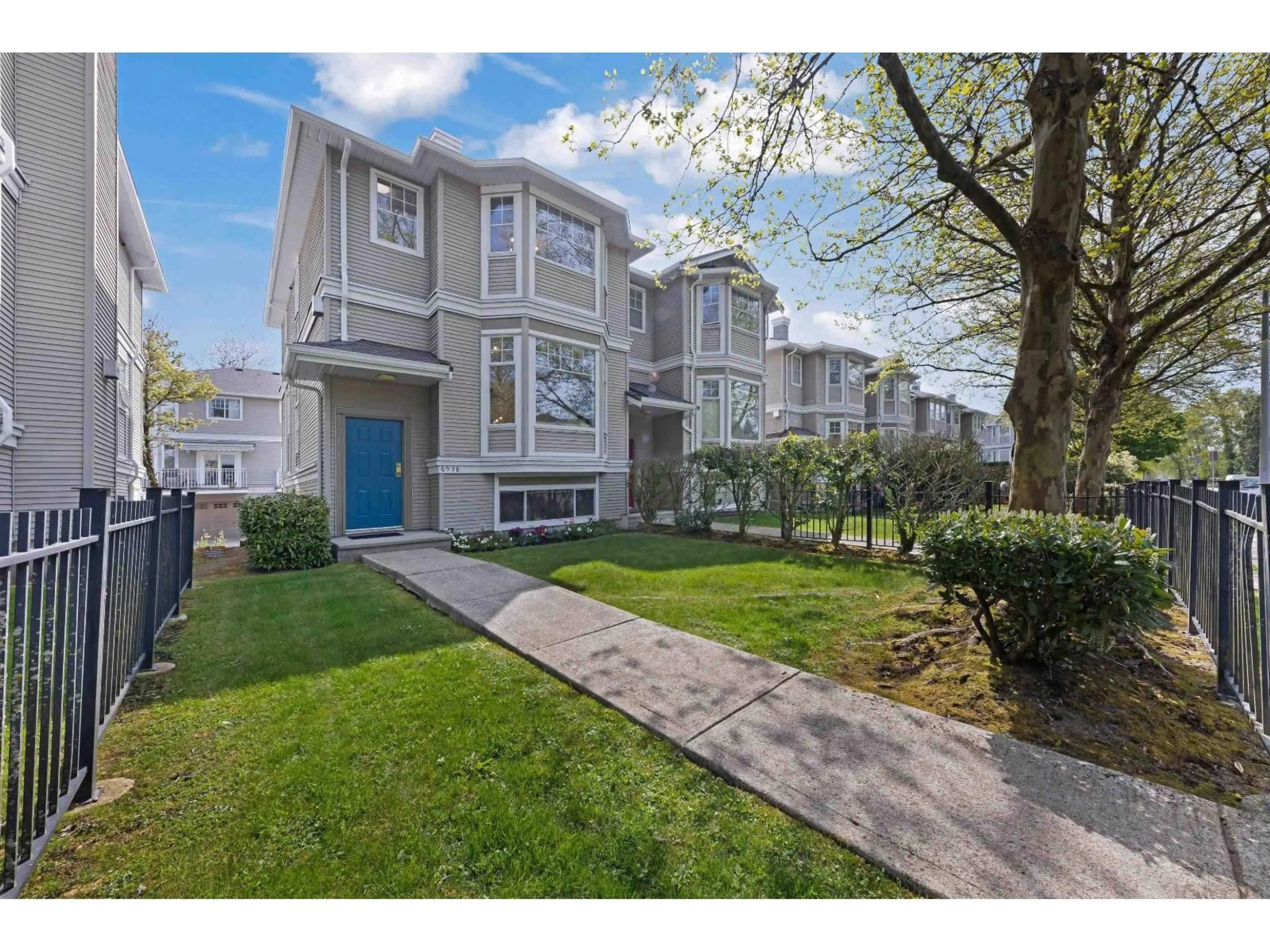 A pic from outside/outdoor area/front of a property/back of a property/a pic from drone, street for 6538 121, Surrey British Columbia V3W1C5