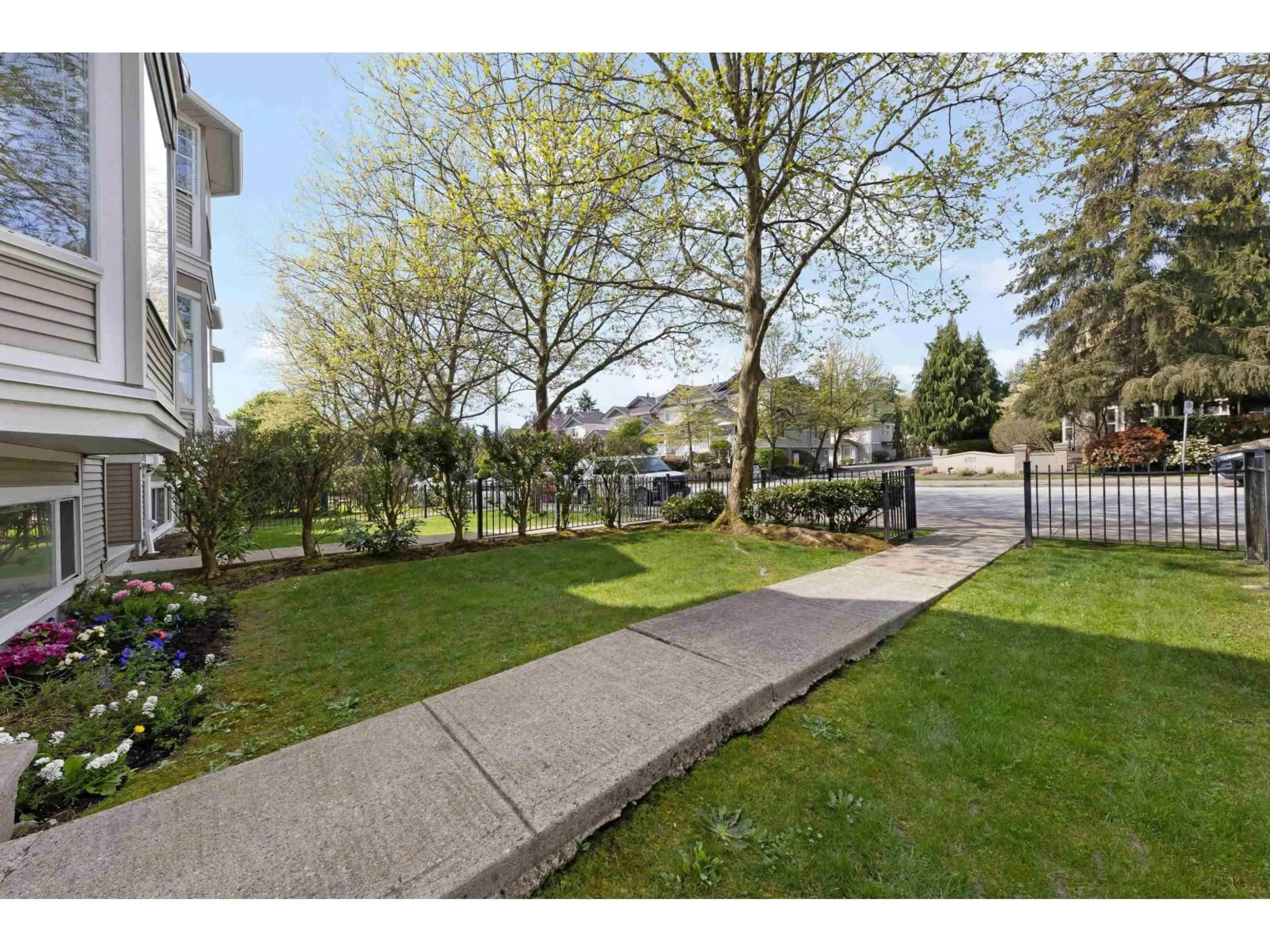 Patio, street for 6538 121, Surrey British Columbia V3W1C5