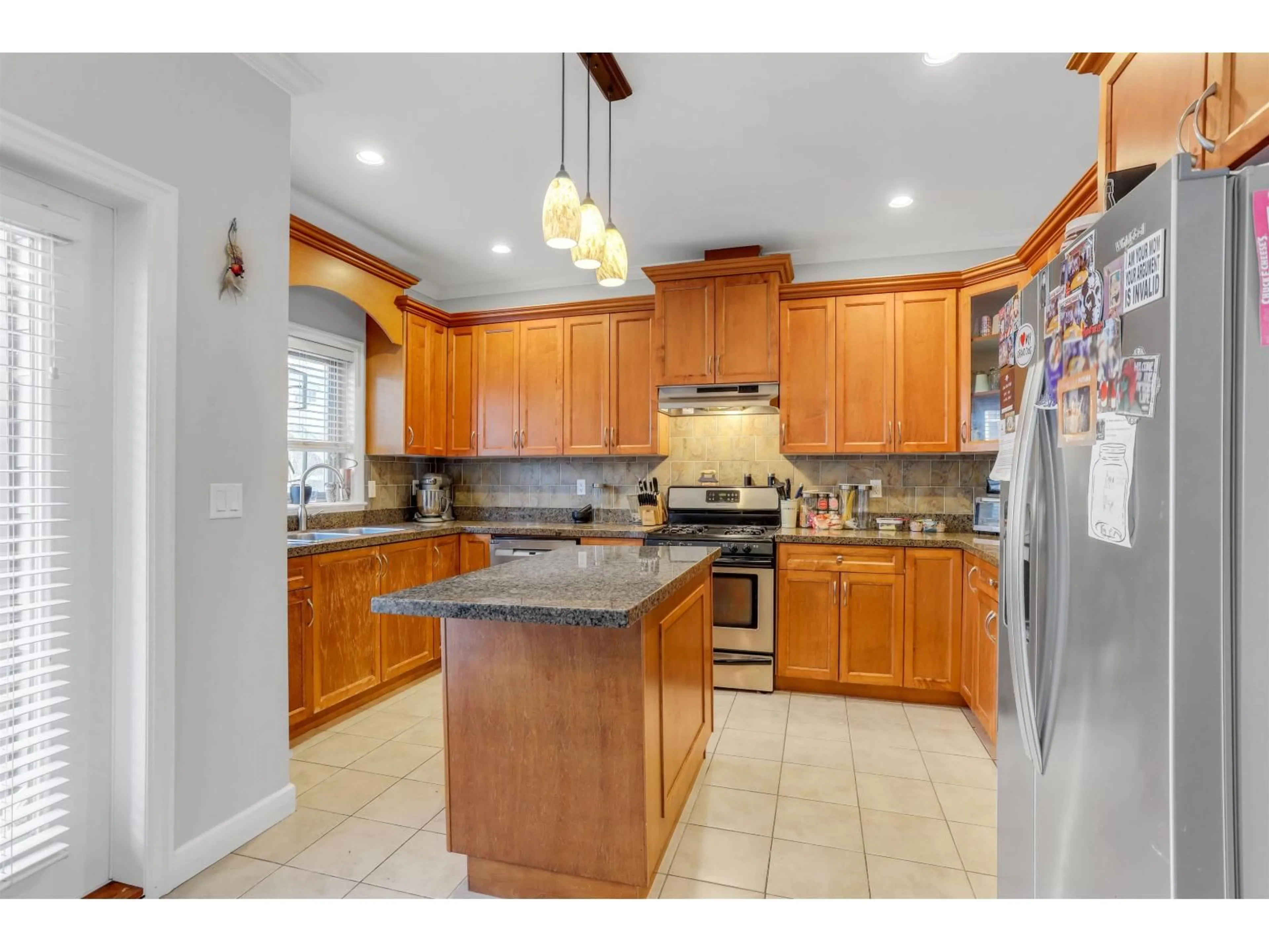 Open concept kitchen, ceramic/tile floor for 18 - 19219 67, Surrey British Columbia V4N0C4