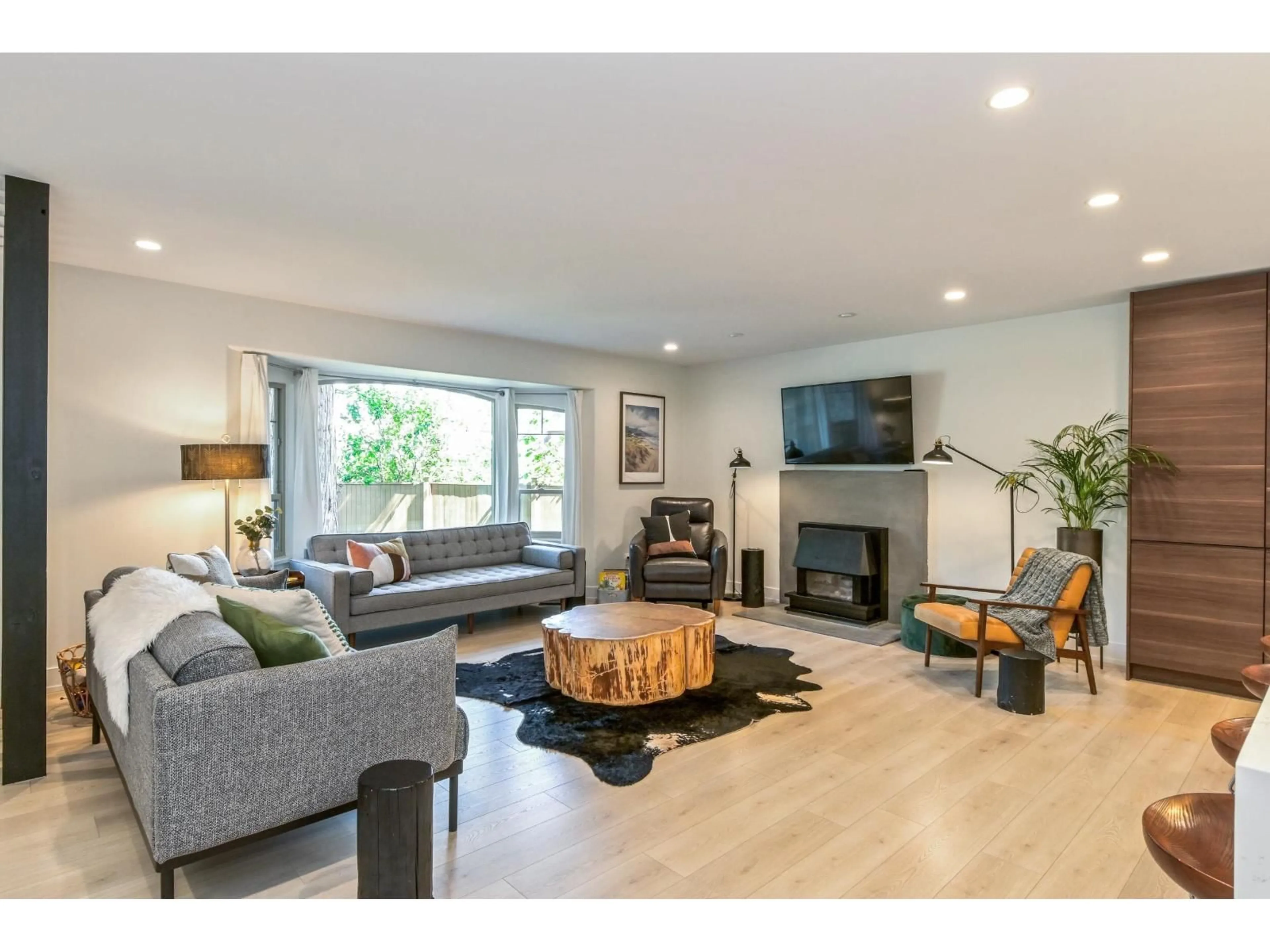 Living room with furniture, wood/laminate floor for 4067 199A, Langley British Columbia V3A7S8