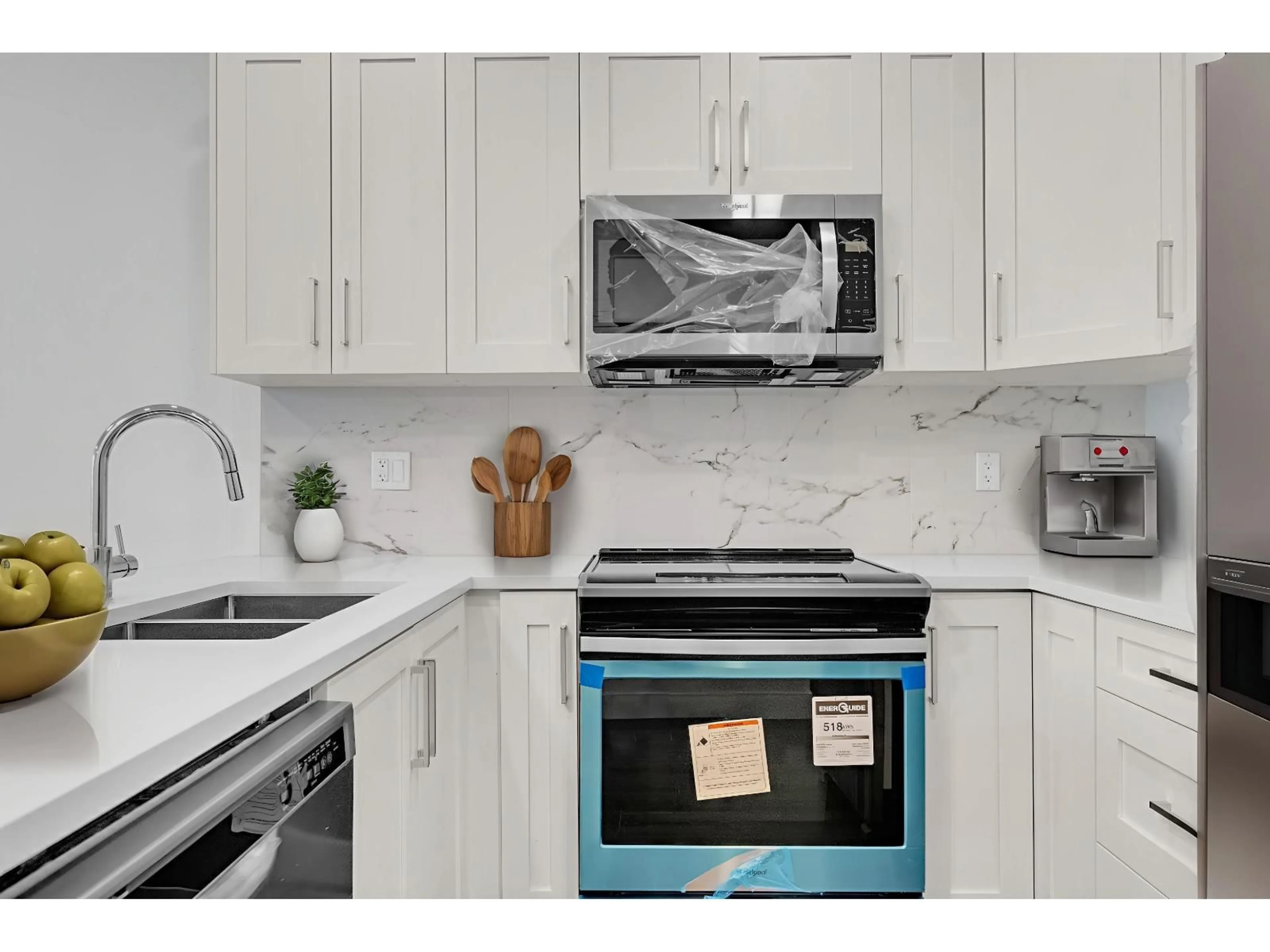 Standard kitchen, ceramic/tile floor for 103 - 9983 BARNSTON, Surrey British Columbia V4N6T3