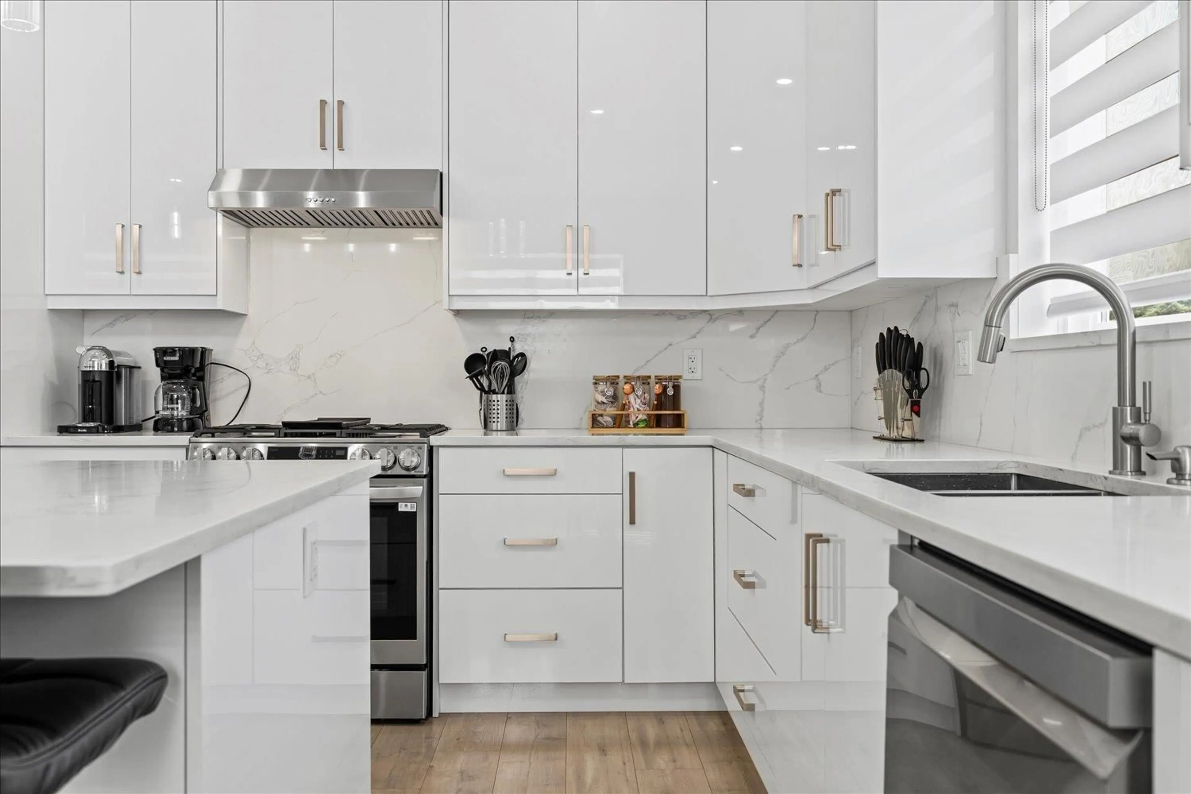 Contemporary kitchen, unknown for 1684 MCKENZIE, Abbotsford British Columbia V2S8J6