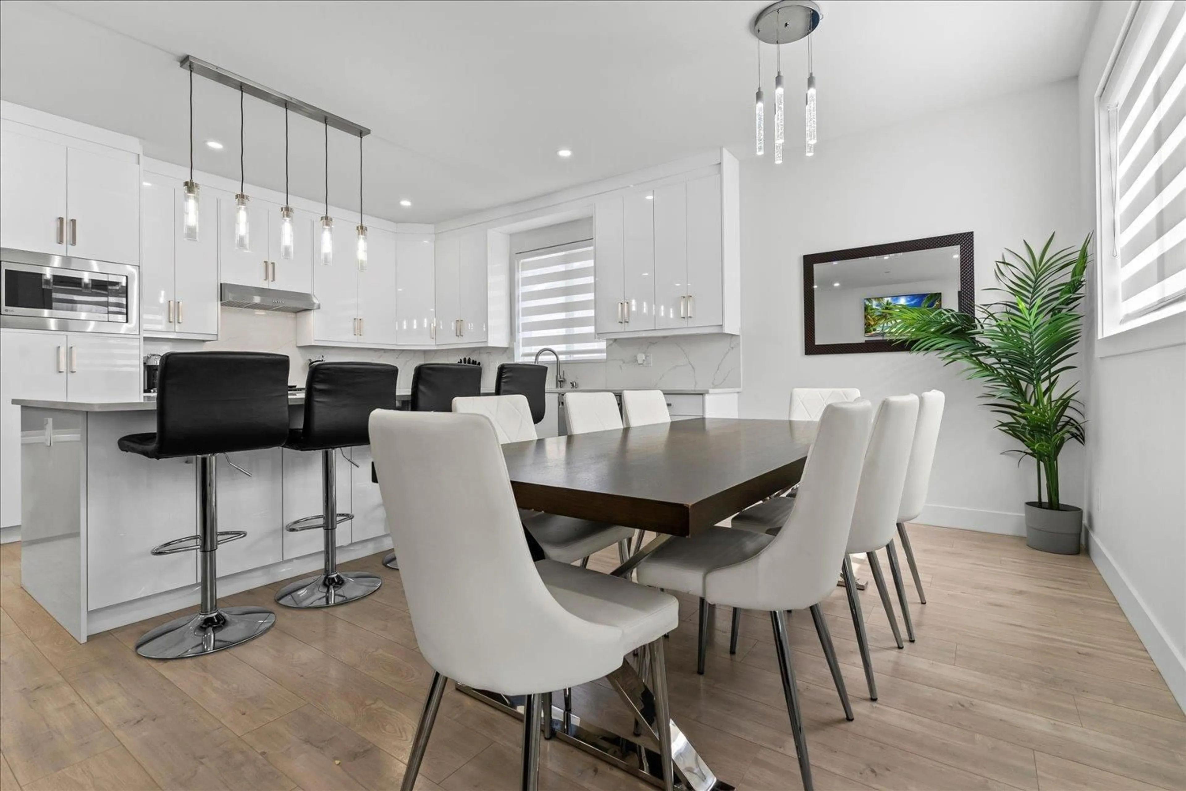 Contemporary kitchen, unknown for 1684 MCKENZIE, Abbotsford British Columbia V2S8J6