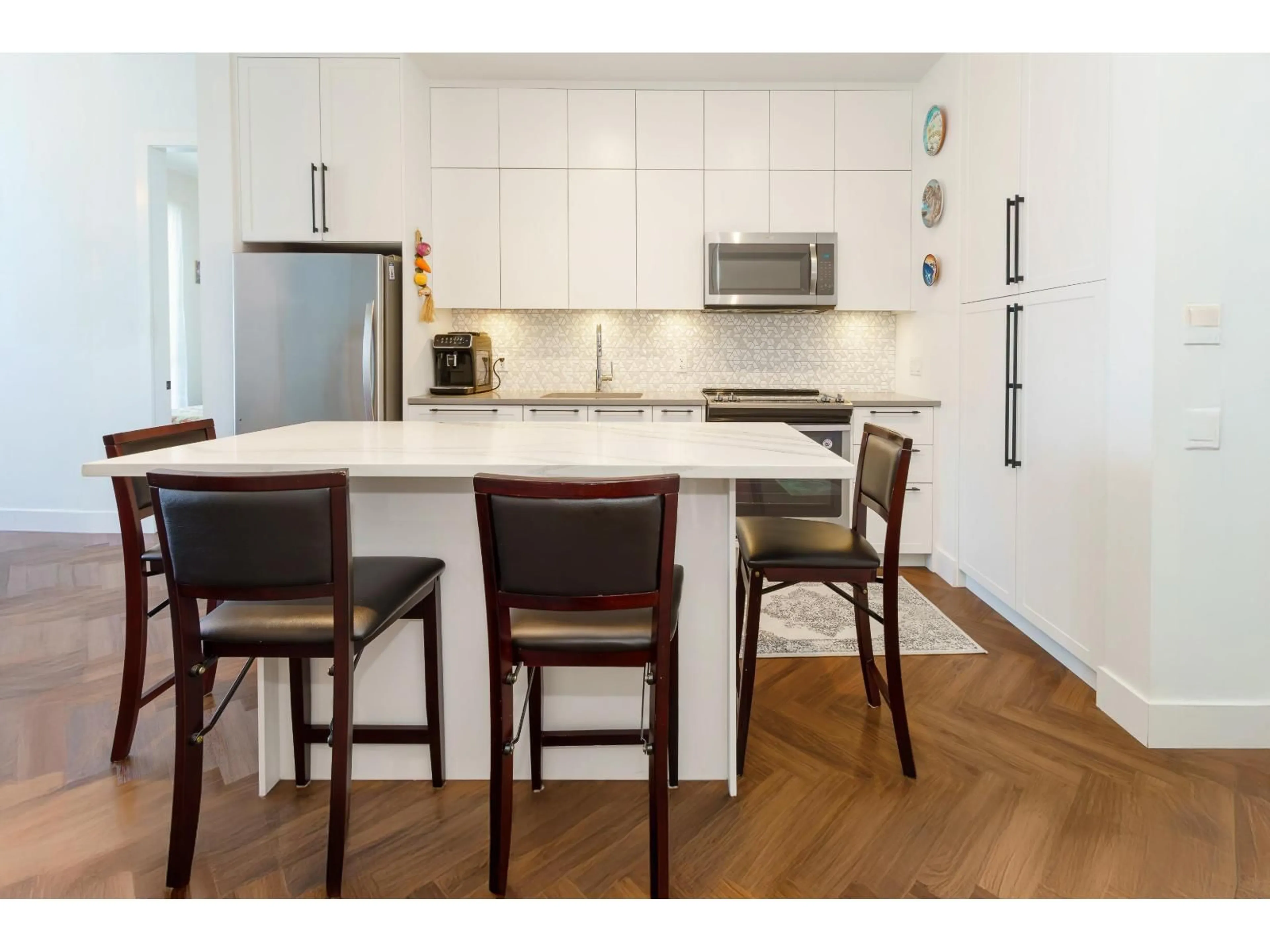 Open concept kitchen, wood/laminate floor for 413 - 14968 101A, Surrey British Columbia V3R0E8