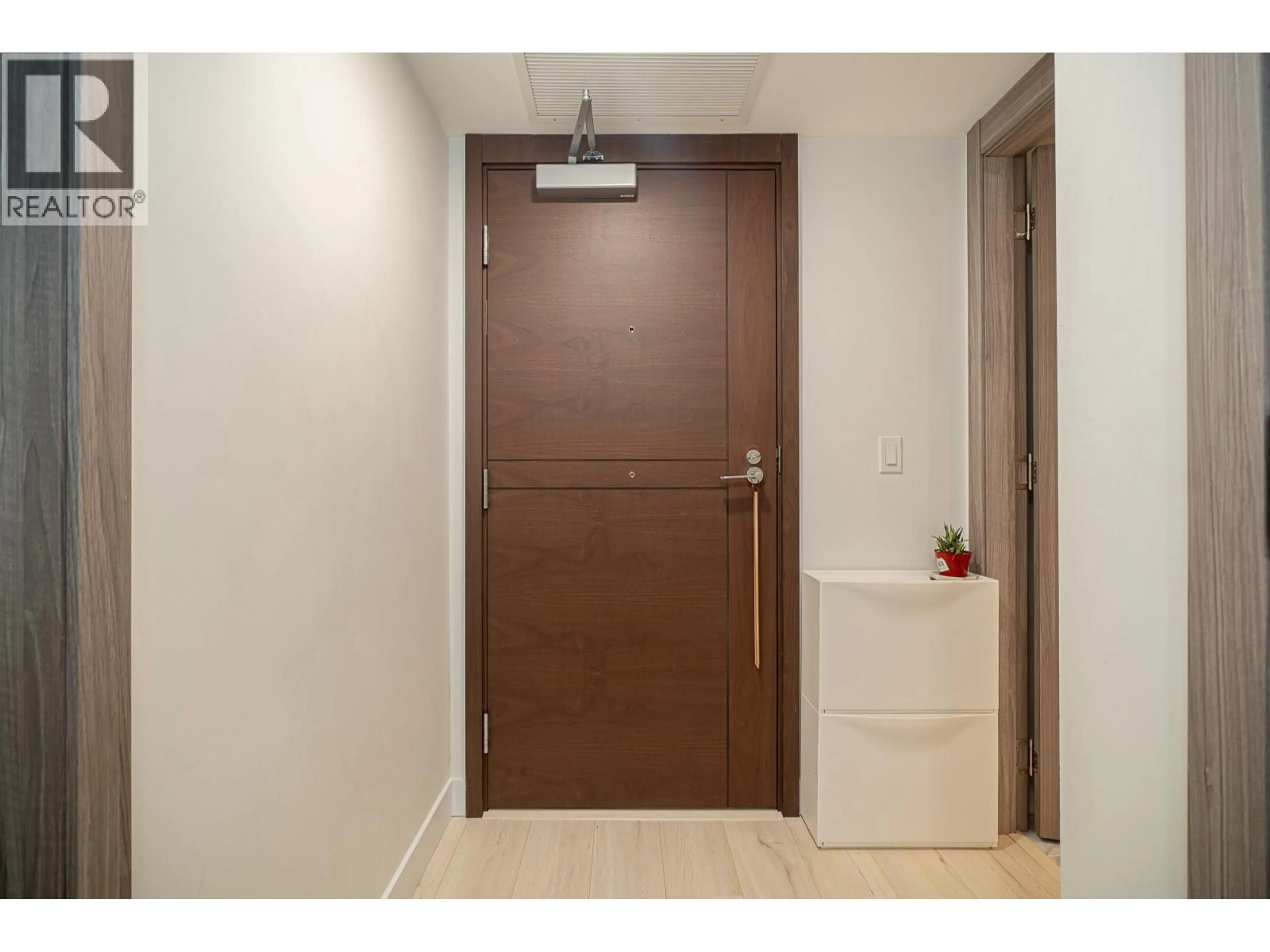 Indoor foyer for 606 - 8800 HAZELBRIDGE WAY, Richmond British Columbia V6X0S3
