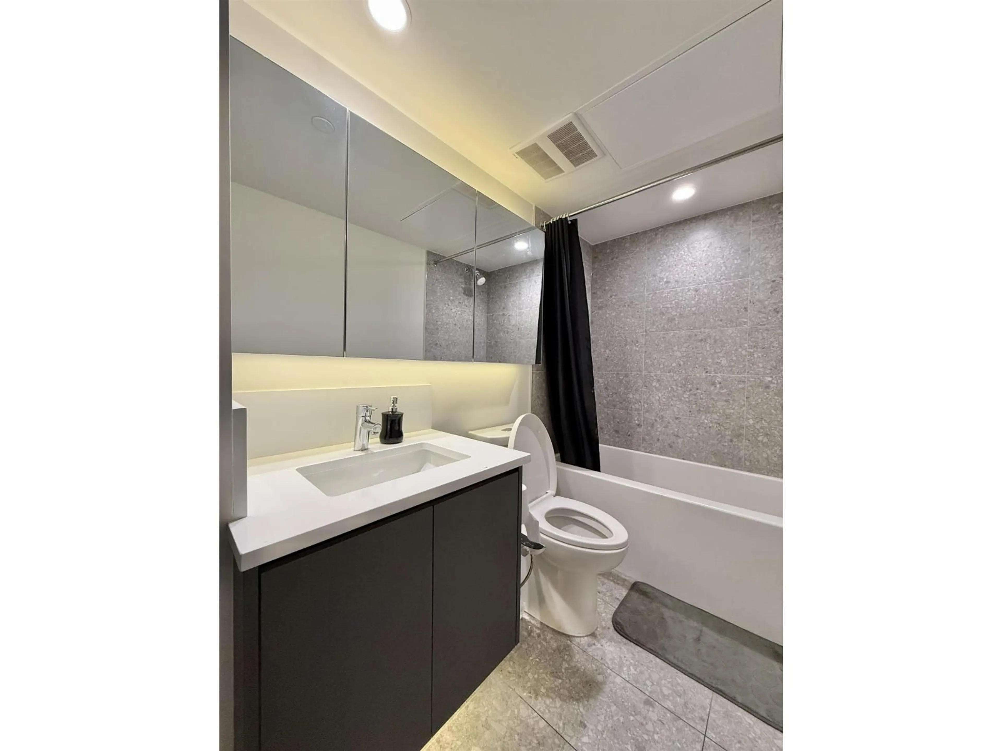 Standard bathroom, ceramic/tile floor for 1802 - 10750 135A, Surrey British Columbia V3T0V4