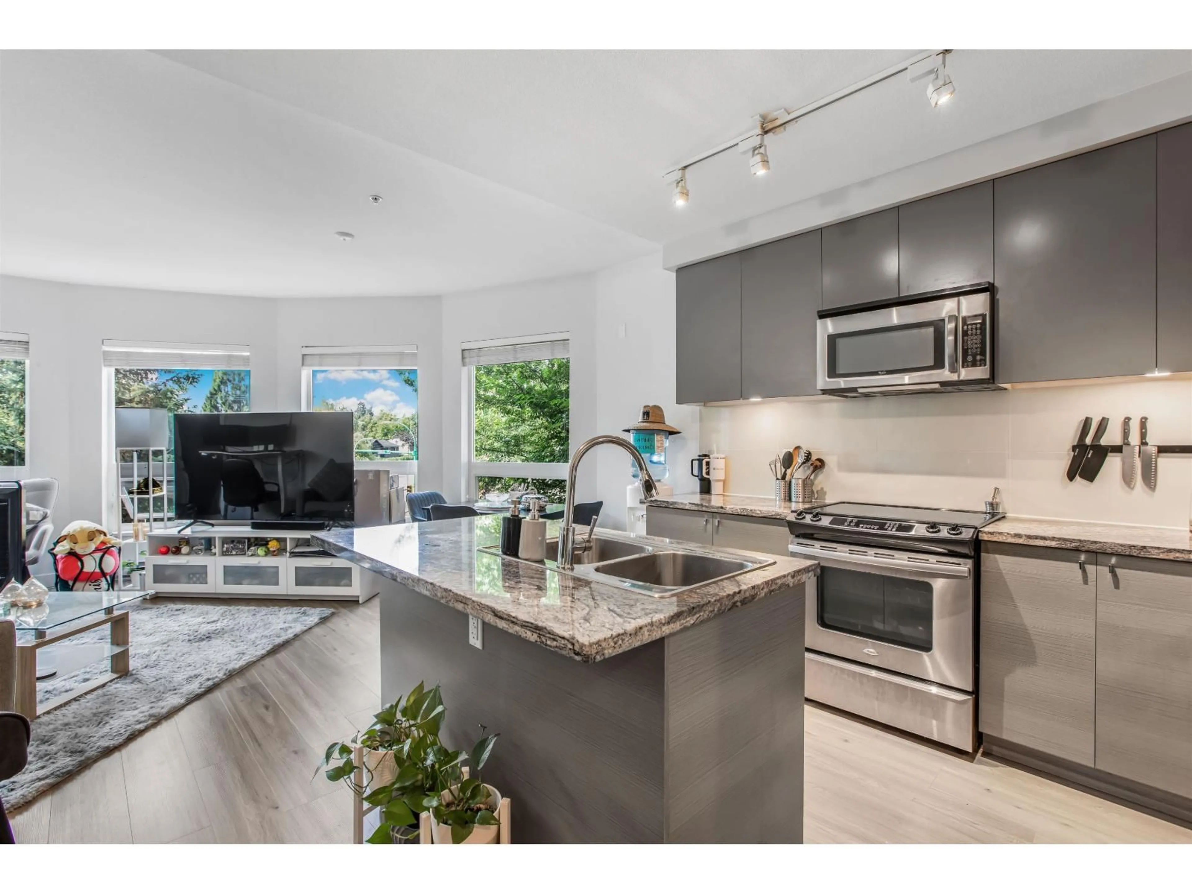 Open concept kitchen, ceramic/tile floor for 209 - 6430 194, Surrey British Columbia V4N6J7