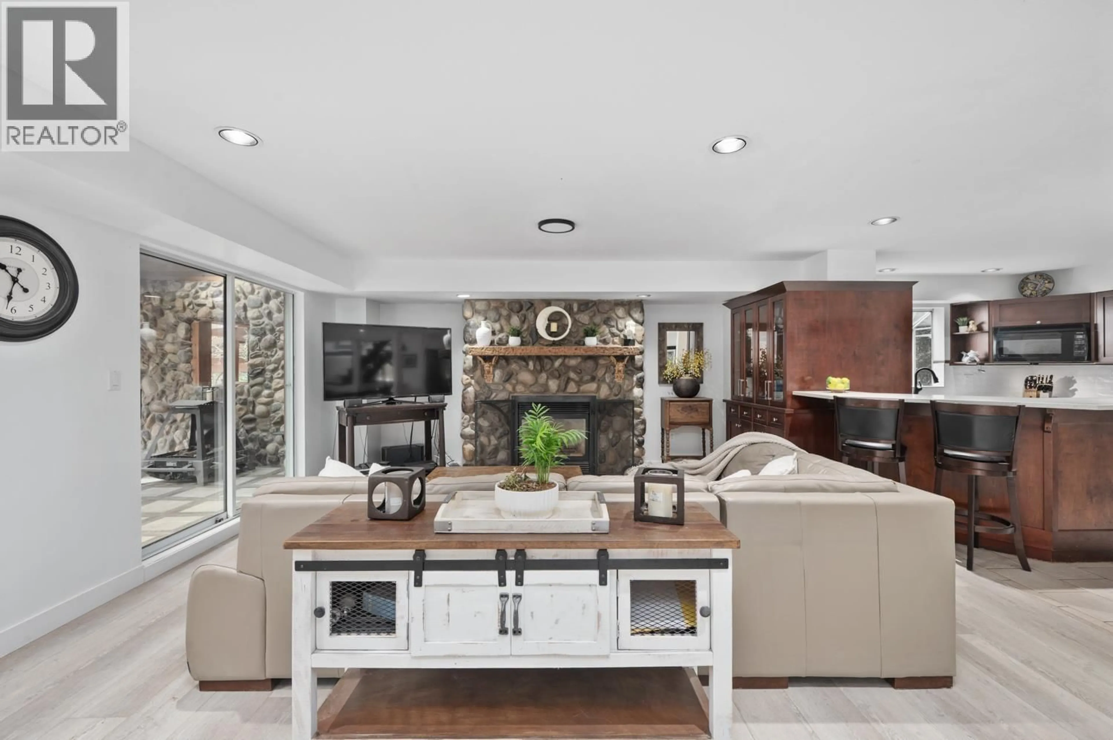 Living room with furniture, ceramic/tile floor for 22186 124TH AVENUE, Maple Ridge British Columbia V2X4J3