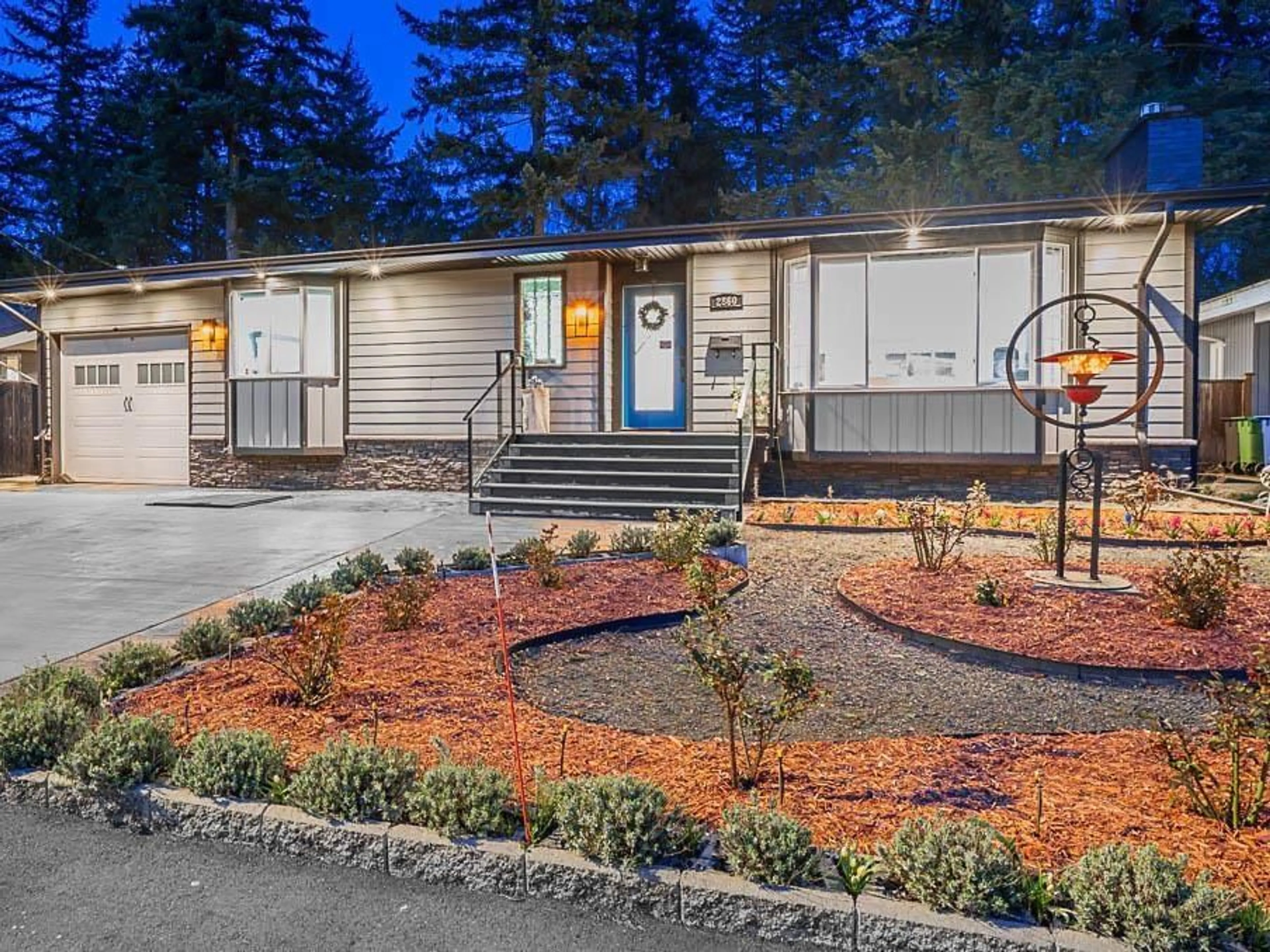 Home with vinyl exterior material, street for 2860 WOODLAND, Abbotsford British Columbia V2S4E4