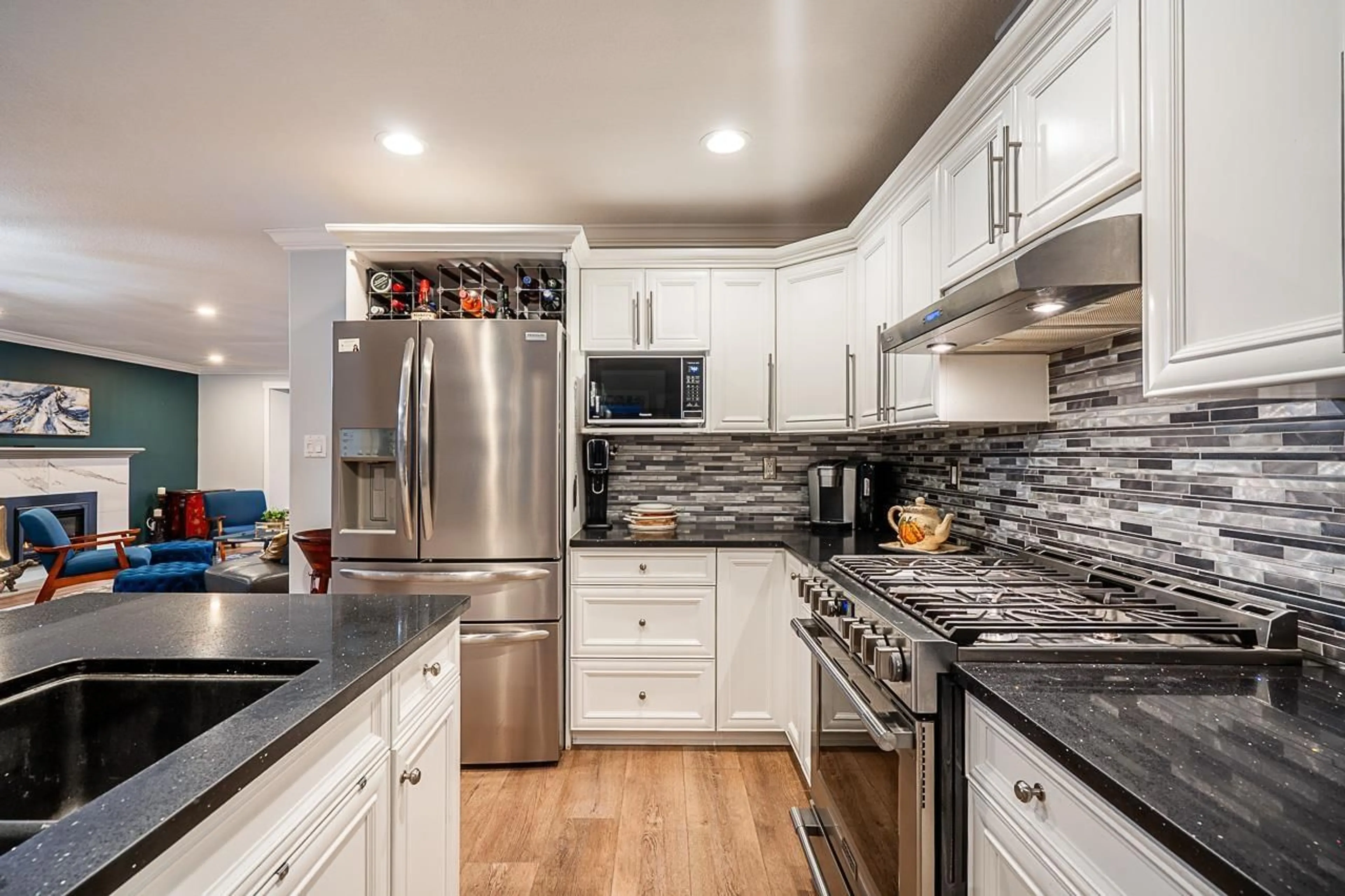 Contemporary kitchen, ceramic/tile floor for 2860 WOODLAND, Abbotsford British Columbia V2S4E4