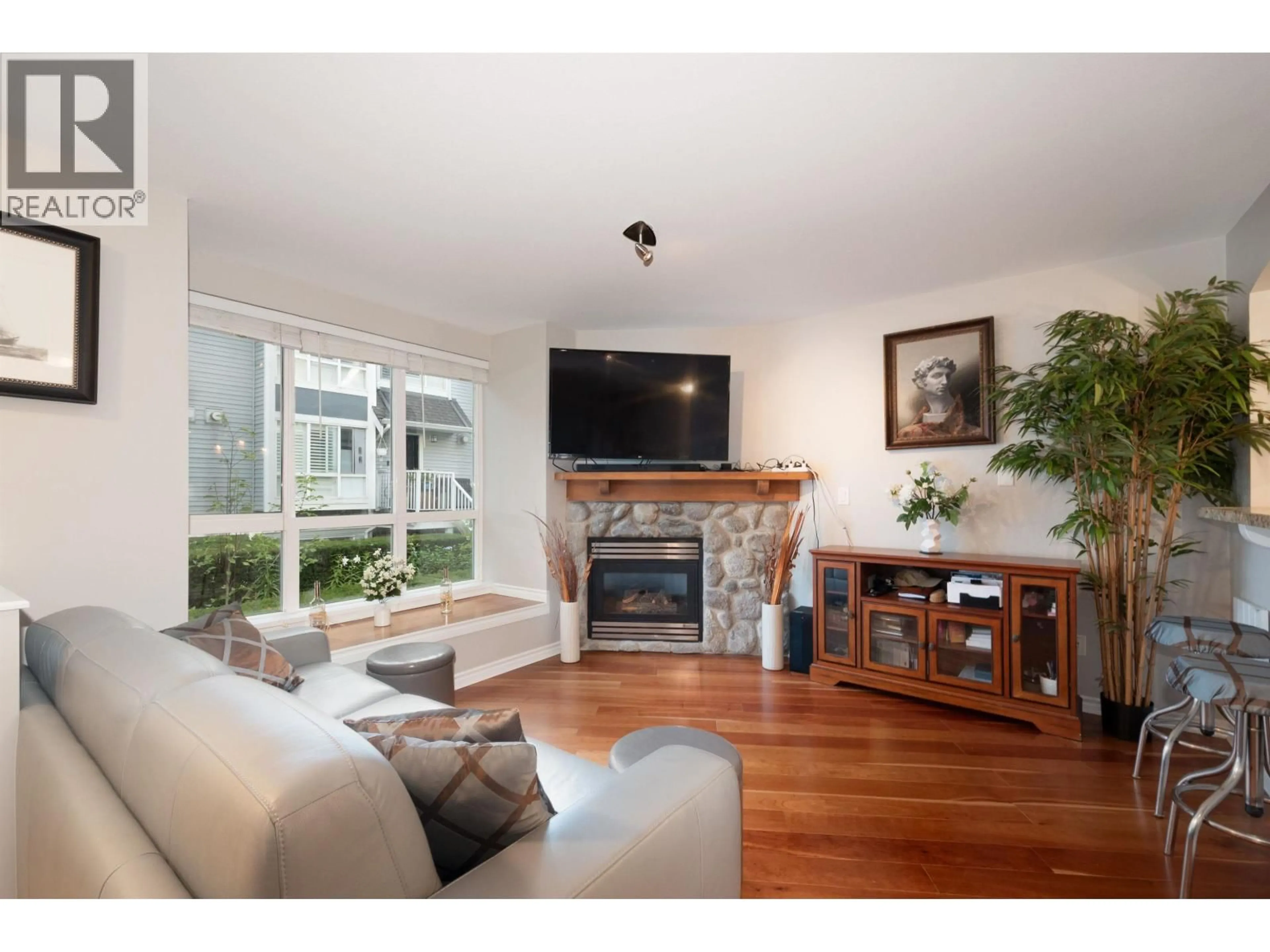 Living room with furniture, wood/laminate floor for 6 - 1015 LYNN VALLEY ROAD, North Vancouver British Columbia V7J1Z6