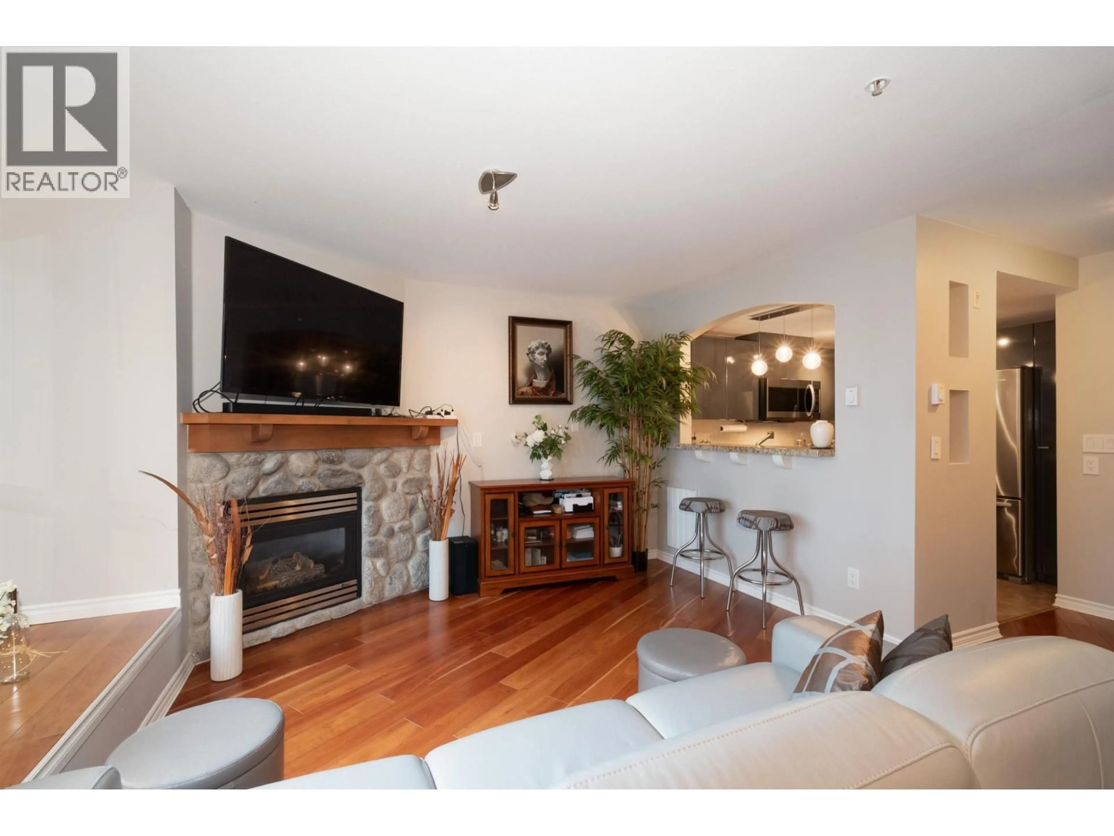 Living room with furniture, wood/laminate floor for 6 - 1015 LYNN VALLEY ROAD, North Vancouver British Columbia V7J1Z6