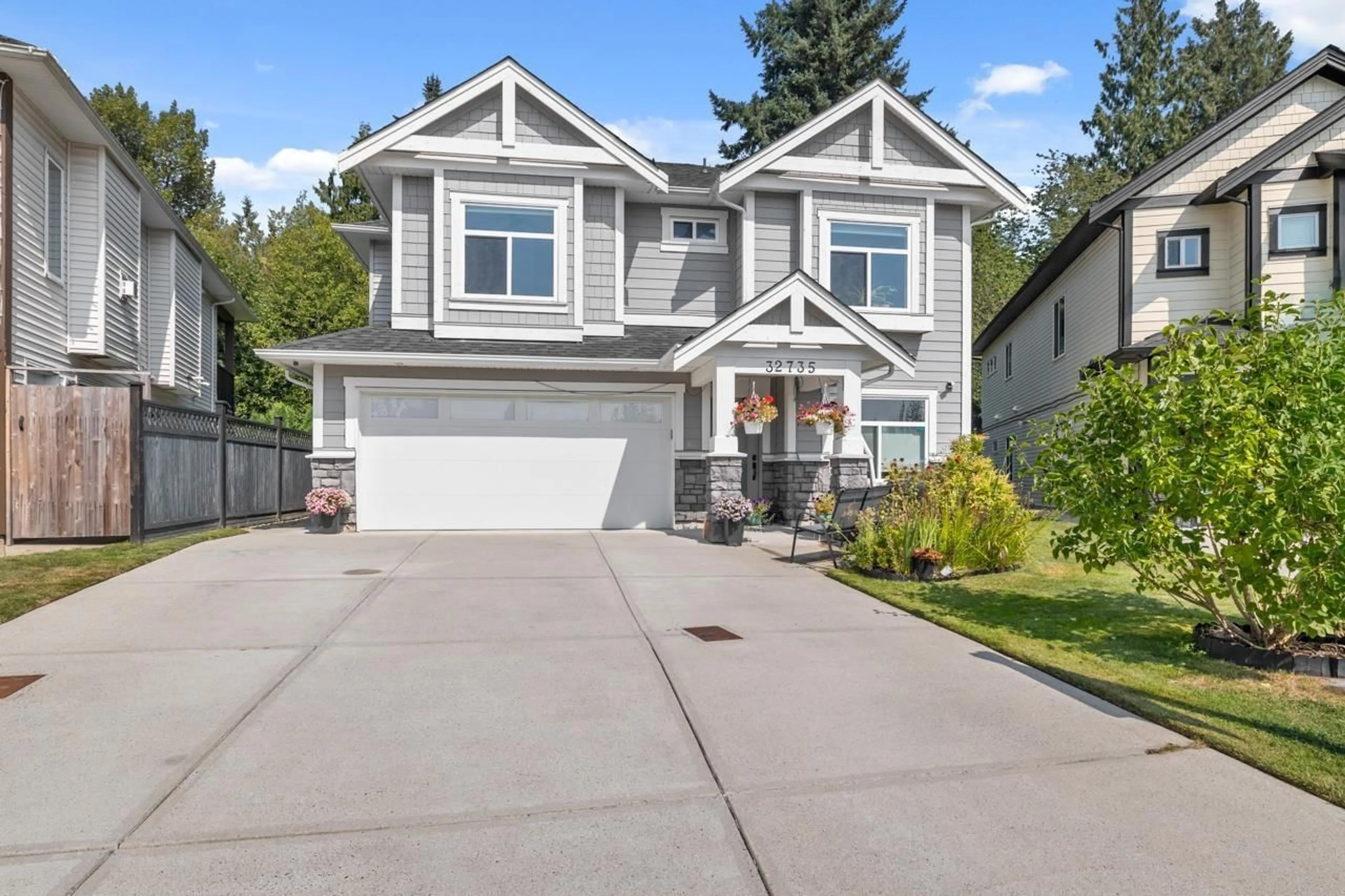 Home with vinyl exterior material, street for 32735 UNGER, Mission British Columbia V4S0B9