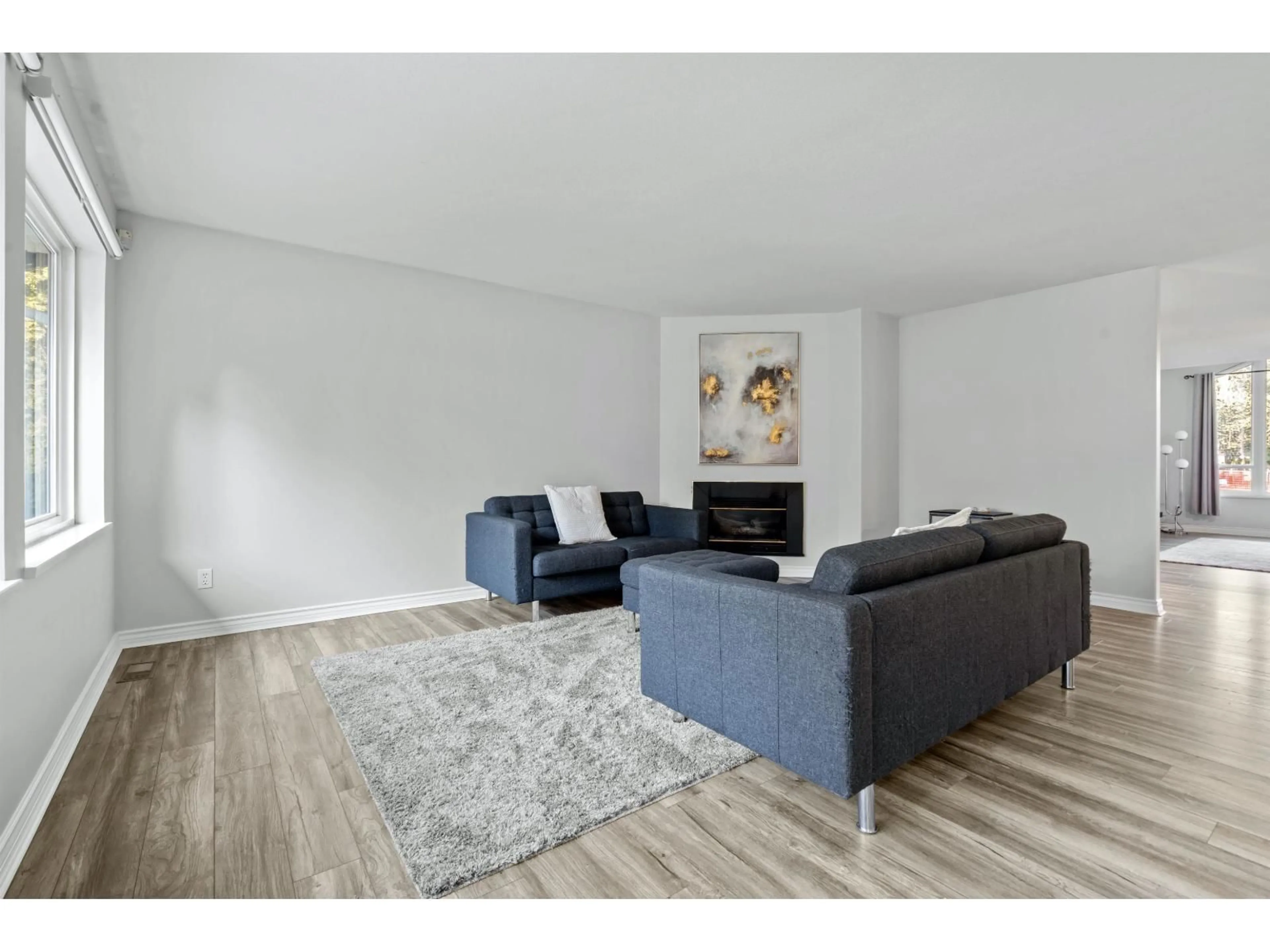 Living room with furniture, wood/laminate floor for 9067 TRATTLE, Langley British Columbia V1M2S5