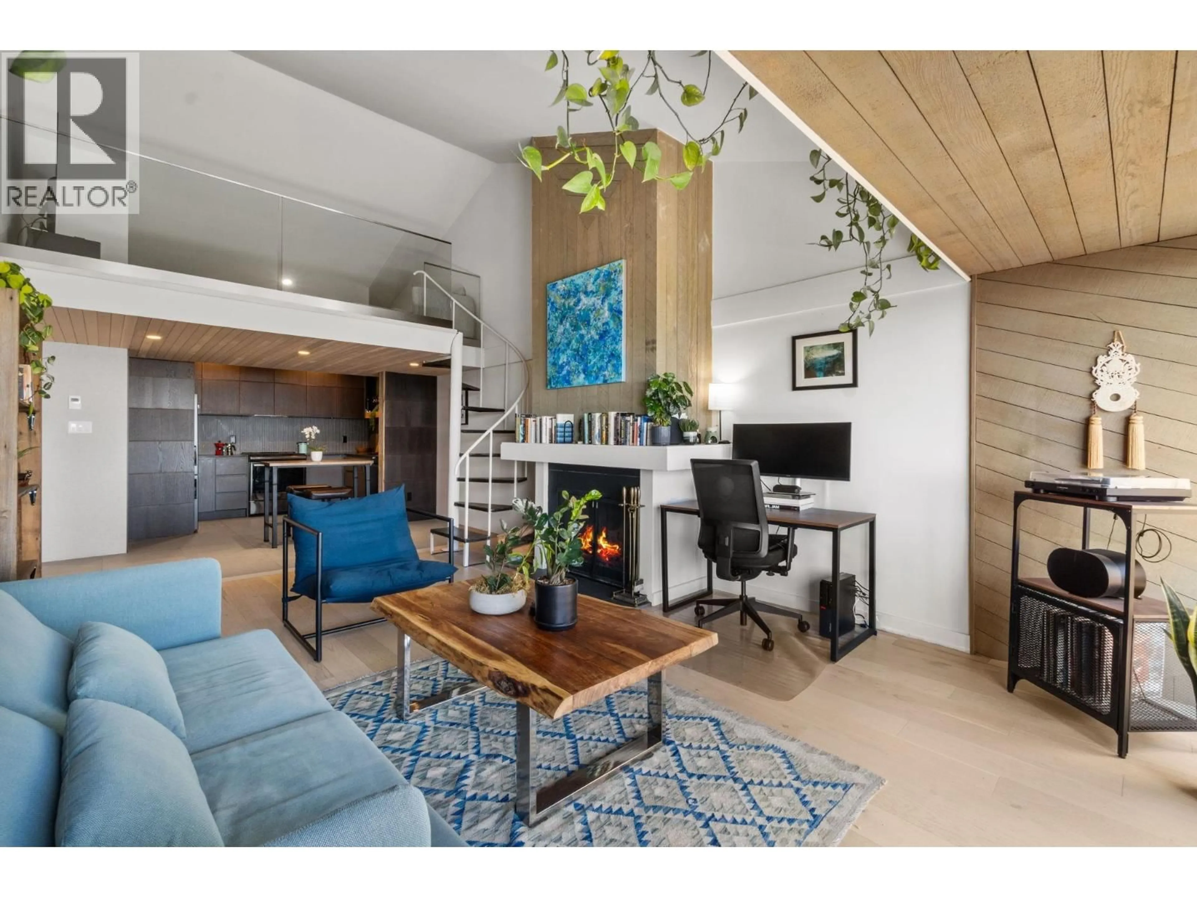 Living room with furniture, wood/laminate floor for 73 - 2212 FOLKESTONE WAY, West Vancouver British Columbia V7S2X7