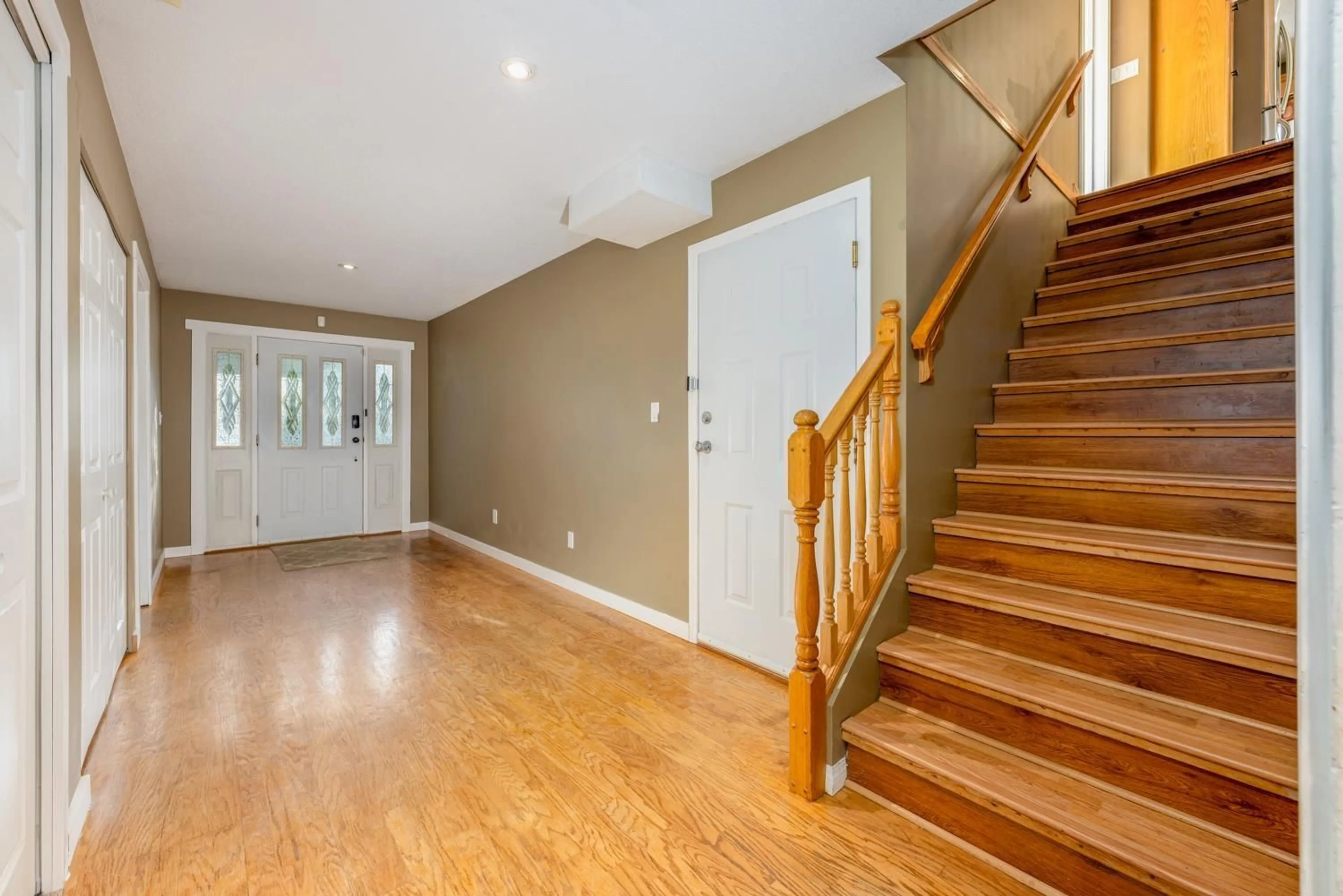 Indoor foyer for 35624 DINA, Abbotsford British Columbia V3G1L7