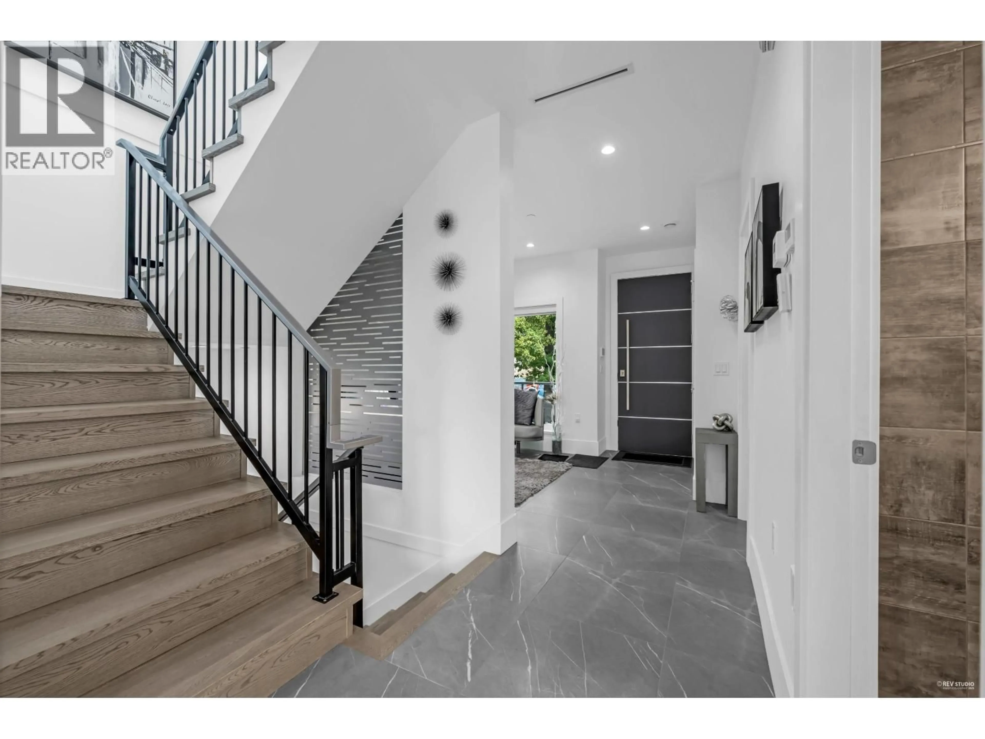 Indoor entryway for 250 53RD AVENUE, Vancouver British Columbia V5X1H9