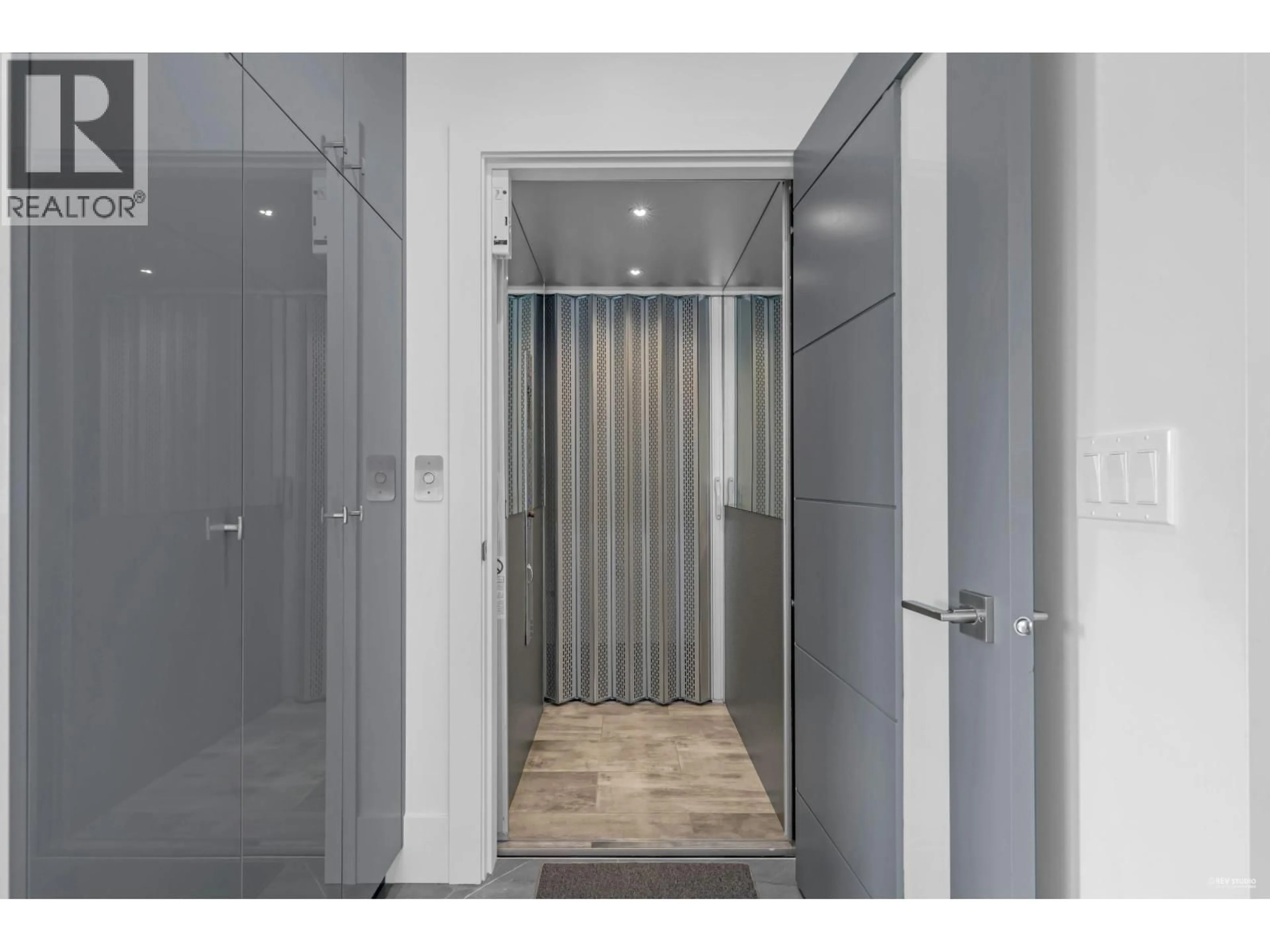Indoor foyer for 250 53RD AVENUE, Vancouver British Columbia V5X1H9