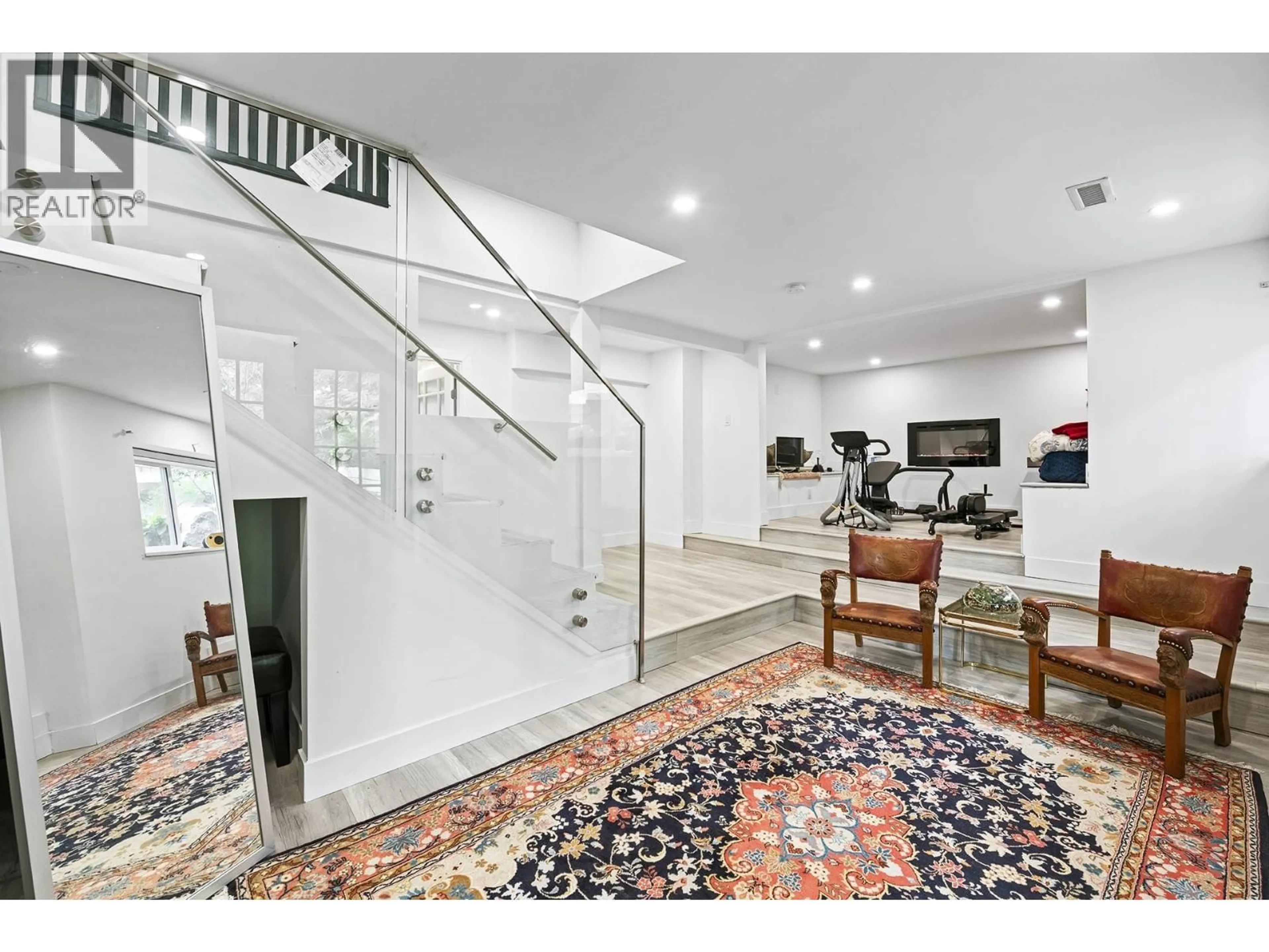Indoor entryway for 4621 CAULFEILD DRIVE, West Vancouver British Columbia V7W1E9