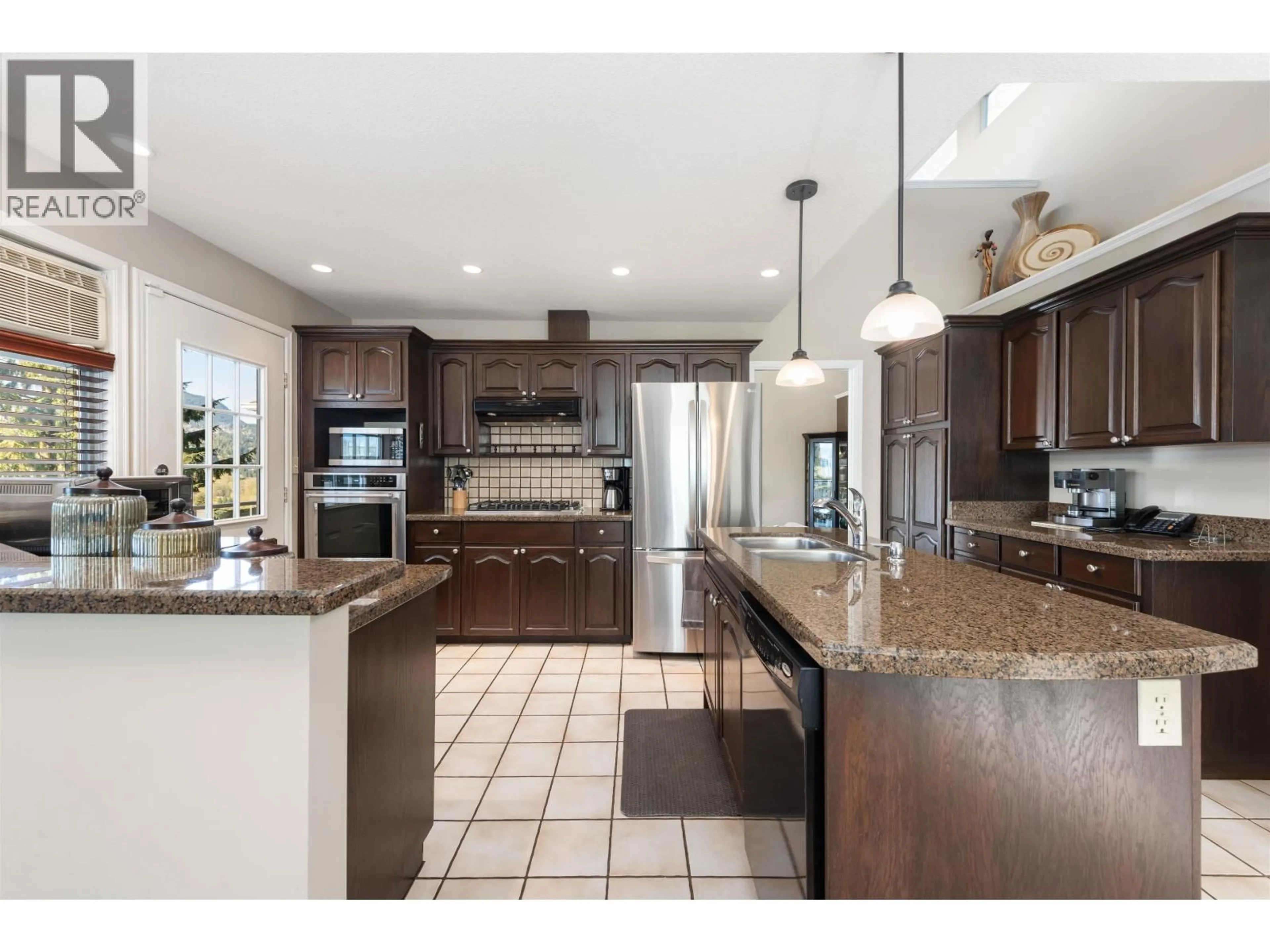 Open concept kitchen, ceramic/tile floor for 3173 LEEWARD COURT, Coquitlam British Columbia V3C5A9