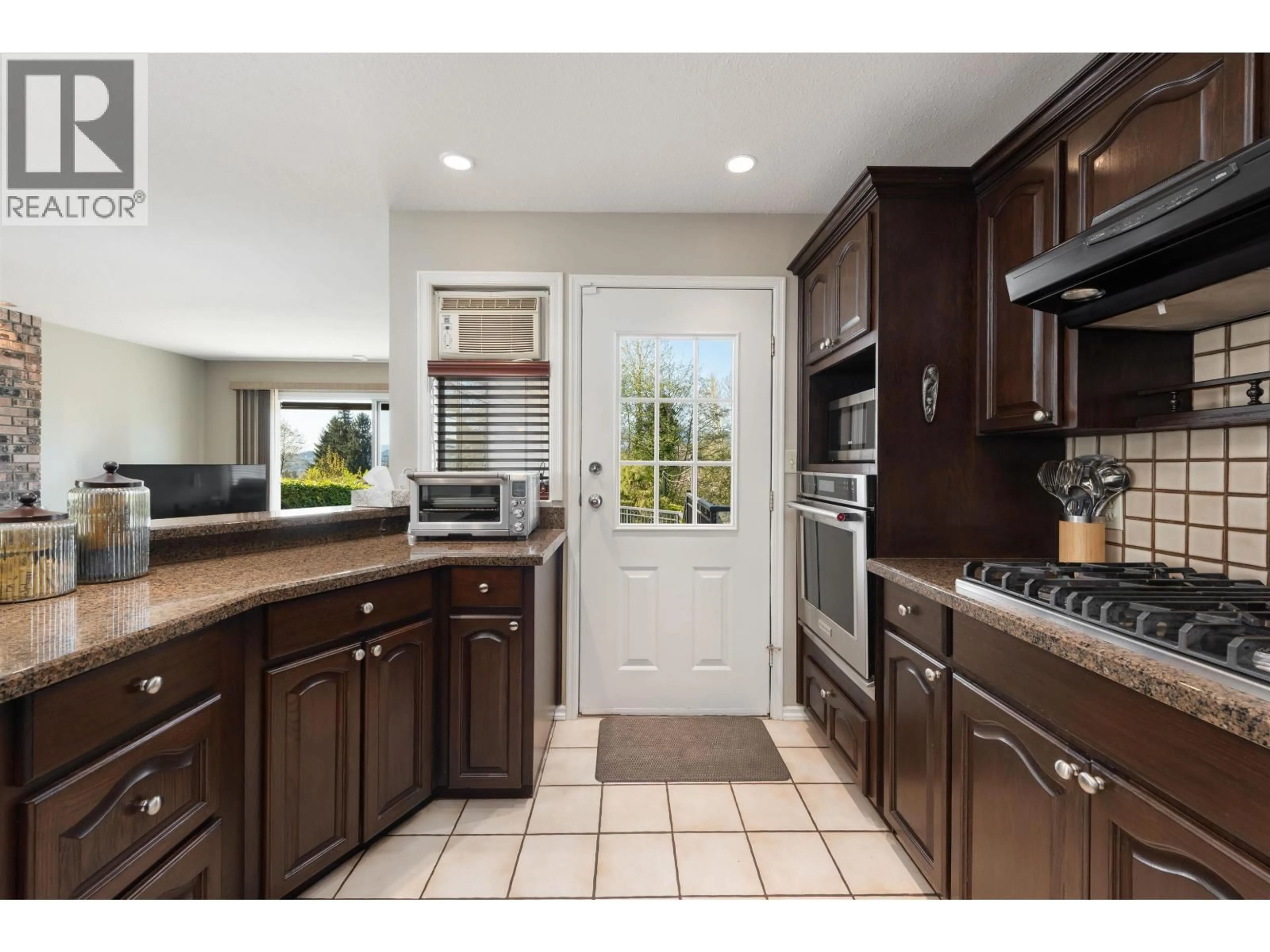 Open concept kitchen, ceramic/tile floor for 3173 LEEWARD COURT, Coquitlam British Columbia V3C5A9