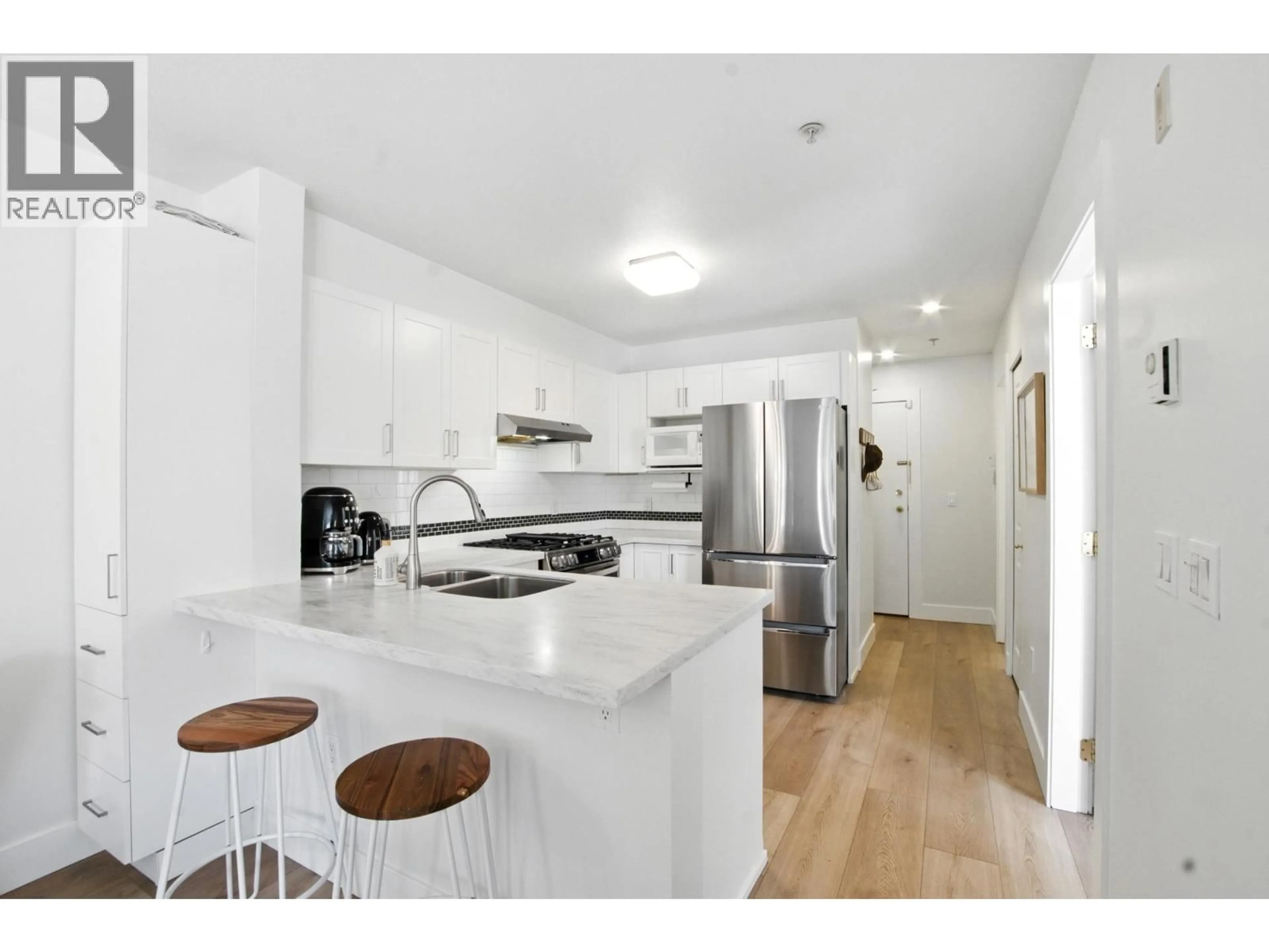 Open concept kitchen, wood/laminate floor for 106 - 688 16TH AVENUE, Vancouver British Columbia V5T2V4
