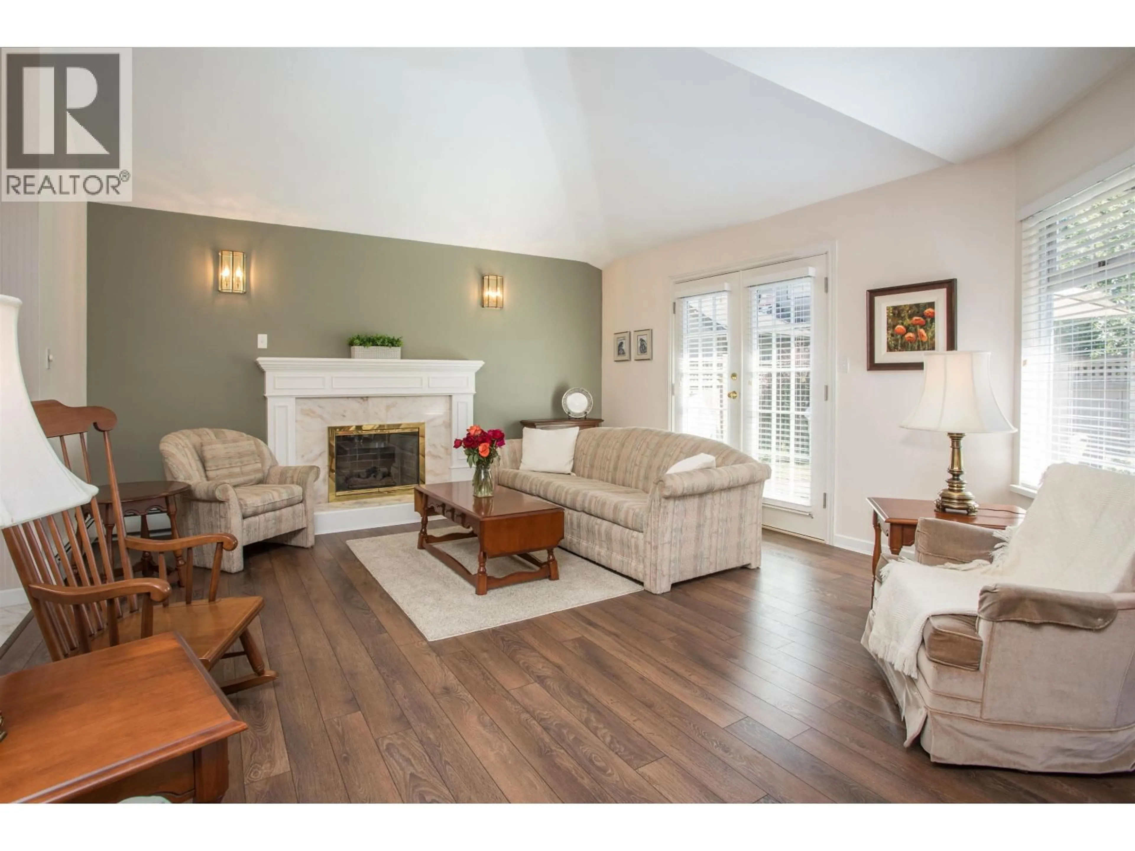 Living room with furniture, wood/laminate floor for 4 - 9331 FRANCIS ROAD, Richmond British Columbia V6Y1B2