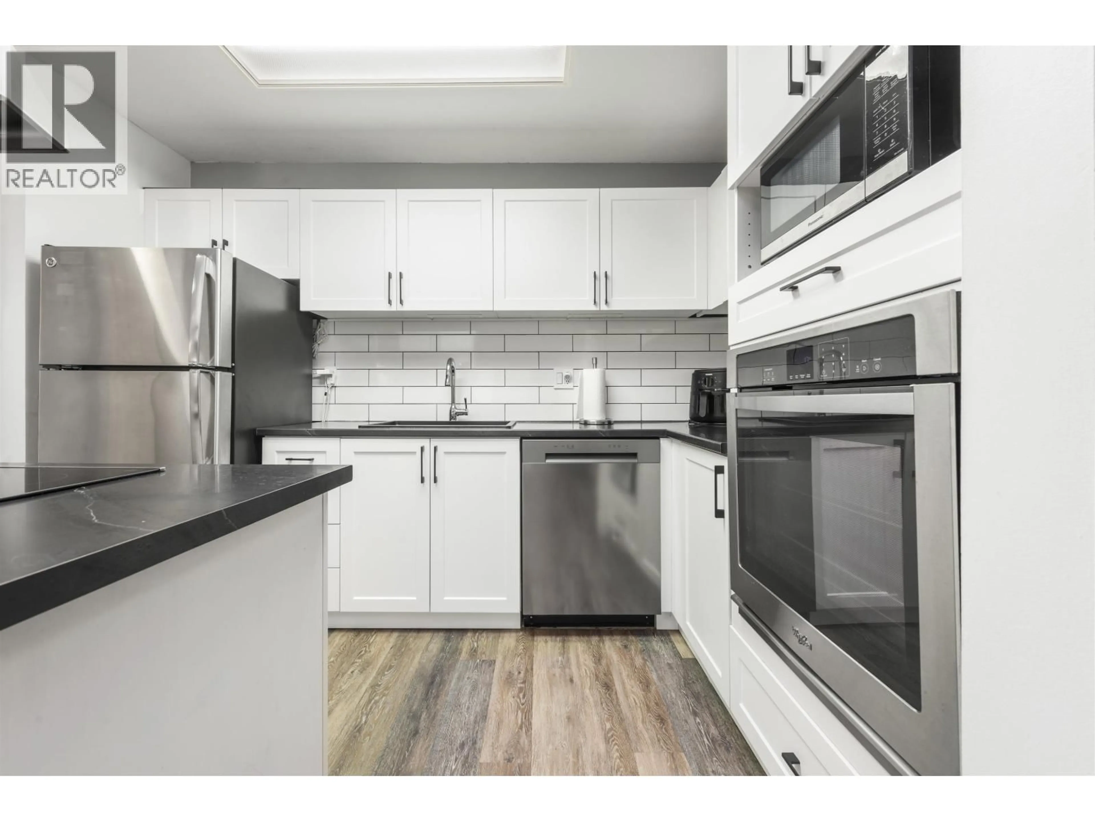 Standard kitchen, wood/laminate floor for D202 - 40160 WILLOW CRESCENT, Squamish British Columbia V8B0M2