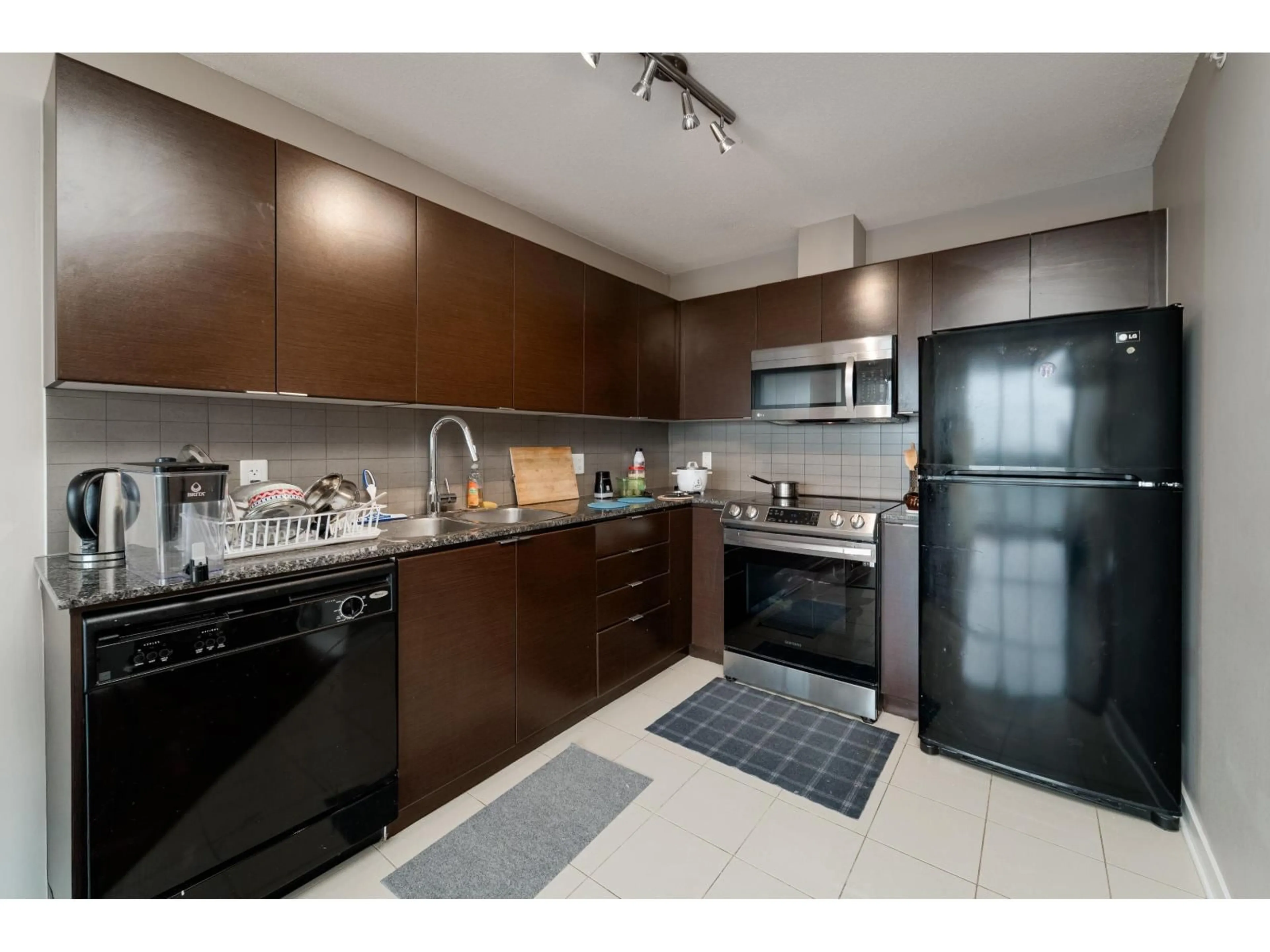 Standard kitchen, unknown for 3105 - 13618 100, Surrey British Columbia V3T0A8