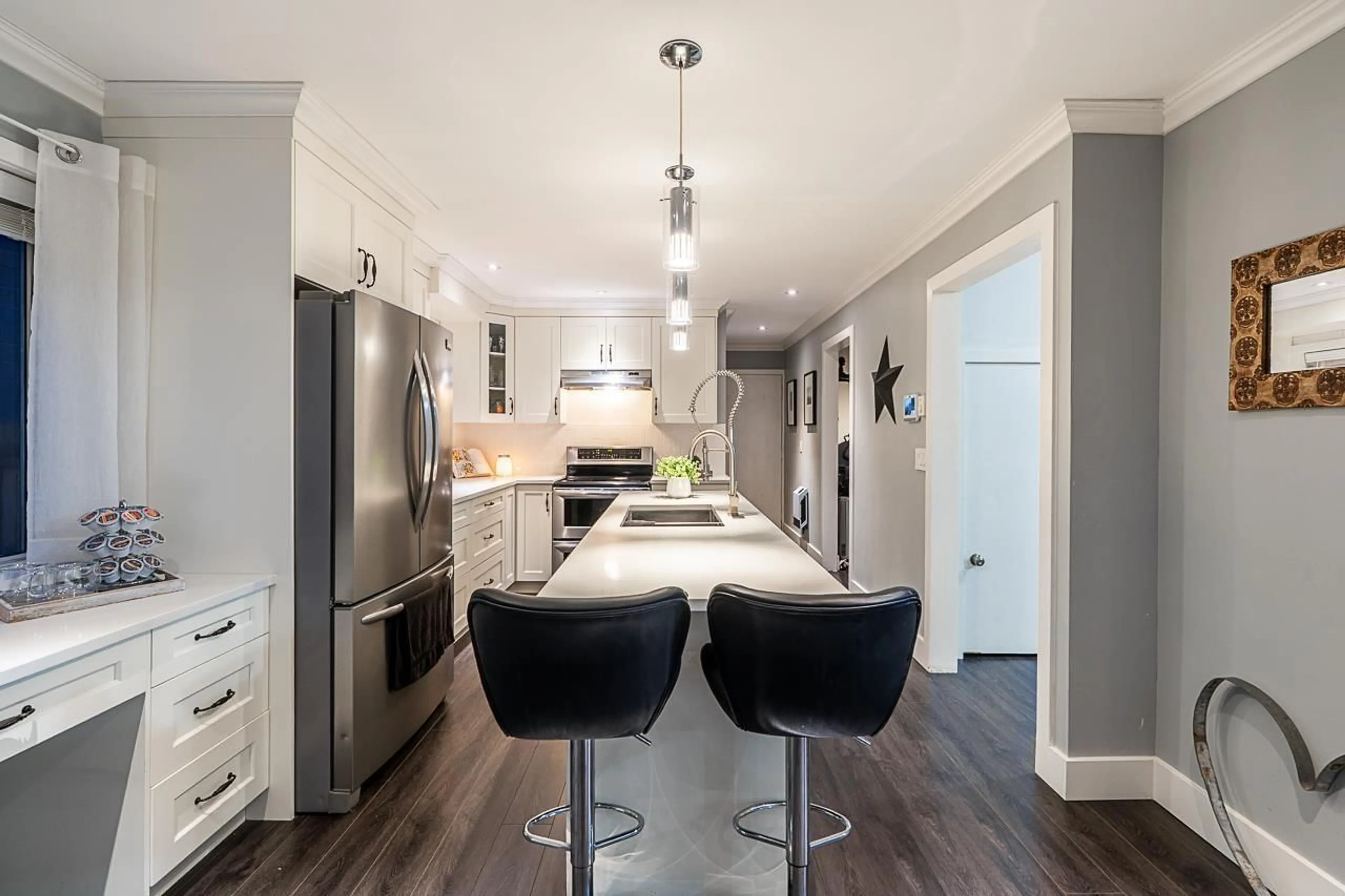 Contemporary kitchen, unknown for 3329 270, Langley British Columbia V4W3G5