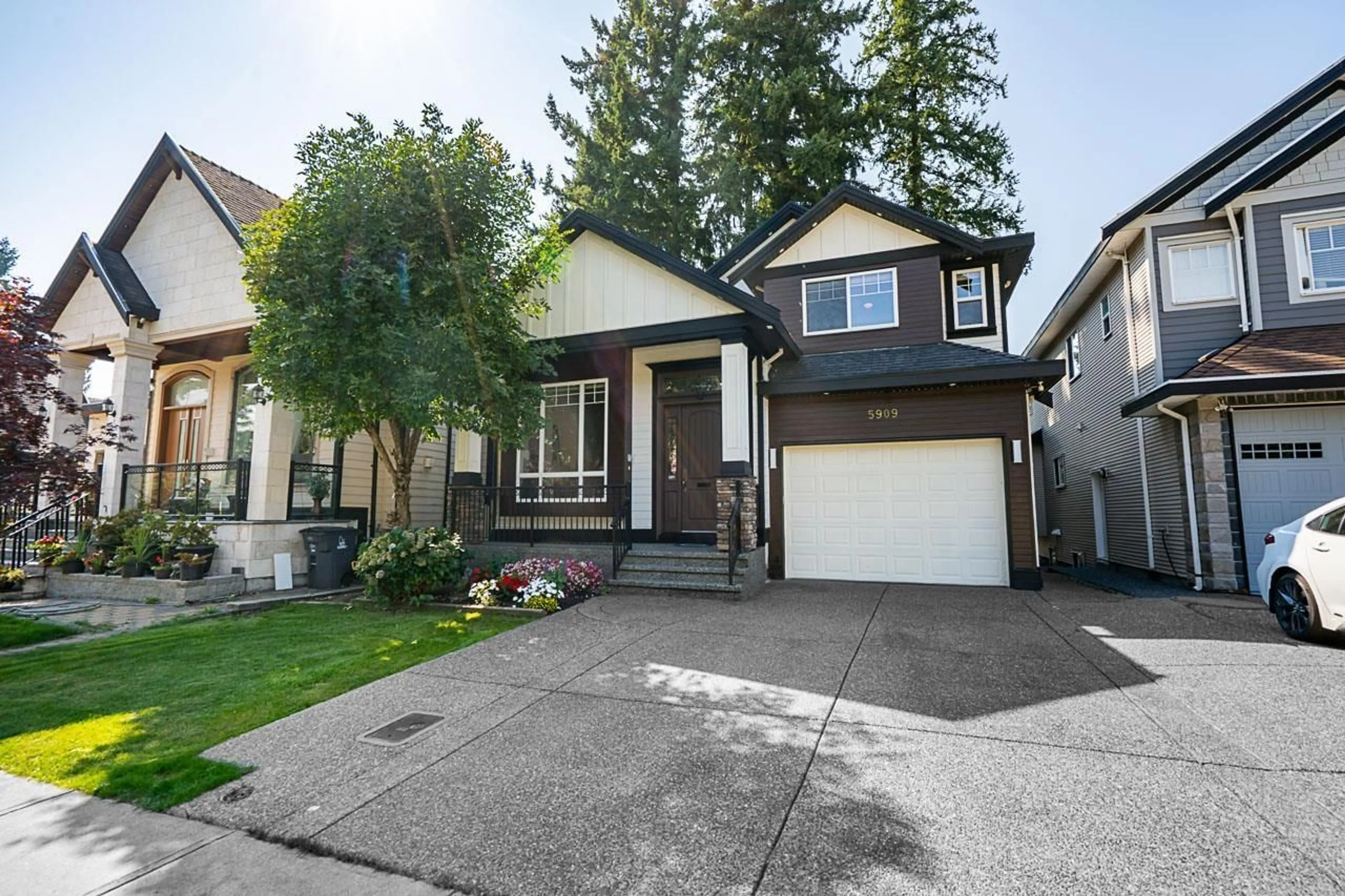Home with vinyl exterior material, street for 5909 125, Surrey British Columbia V3X1X2