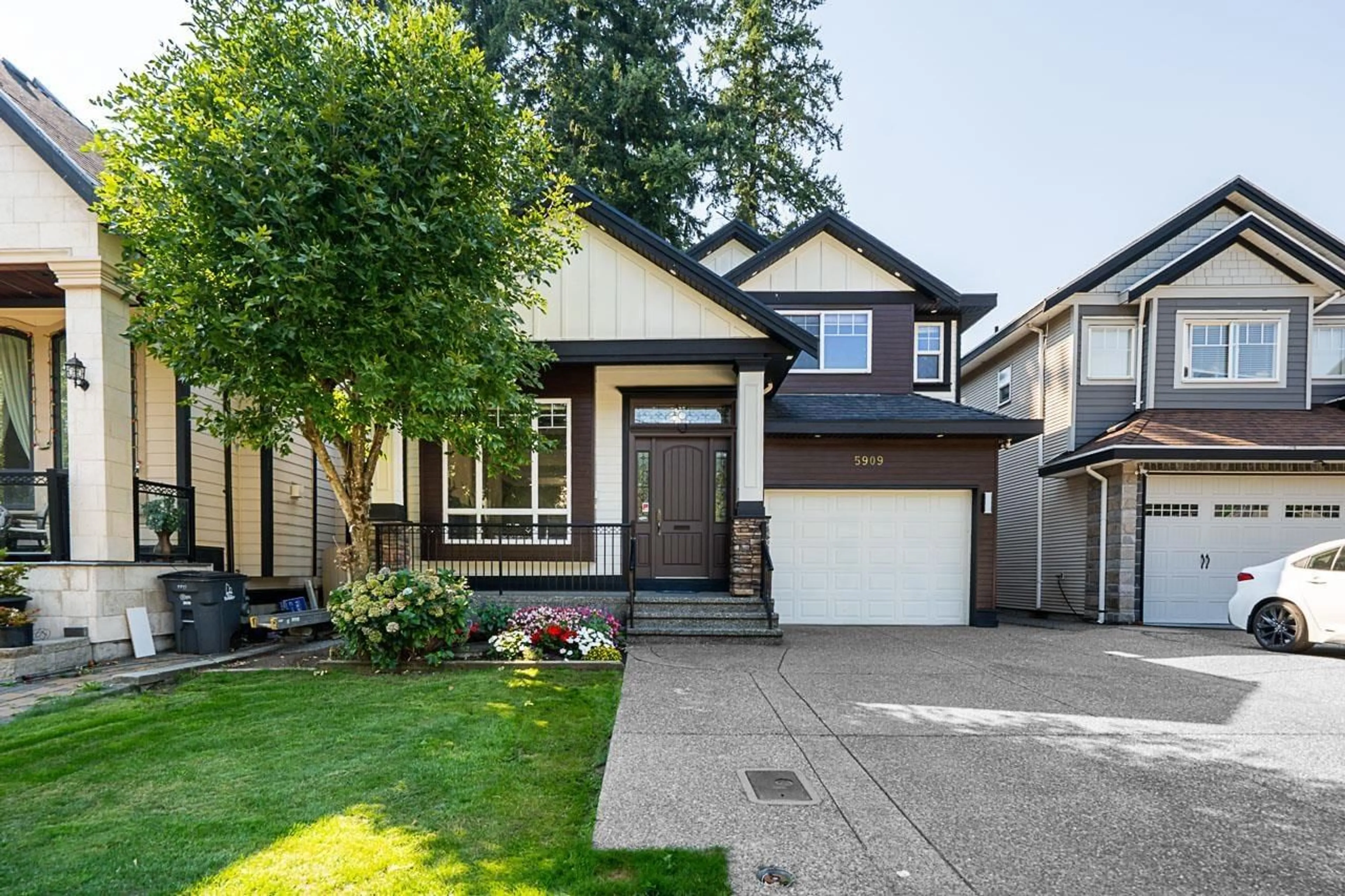 Home with vinyl exterior material, street for 5909 125, Surrey British Columbia V3X1X2