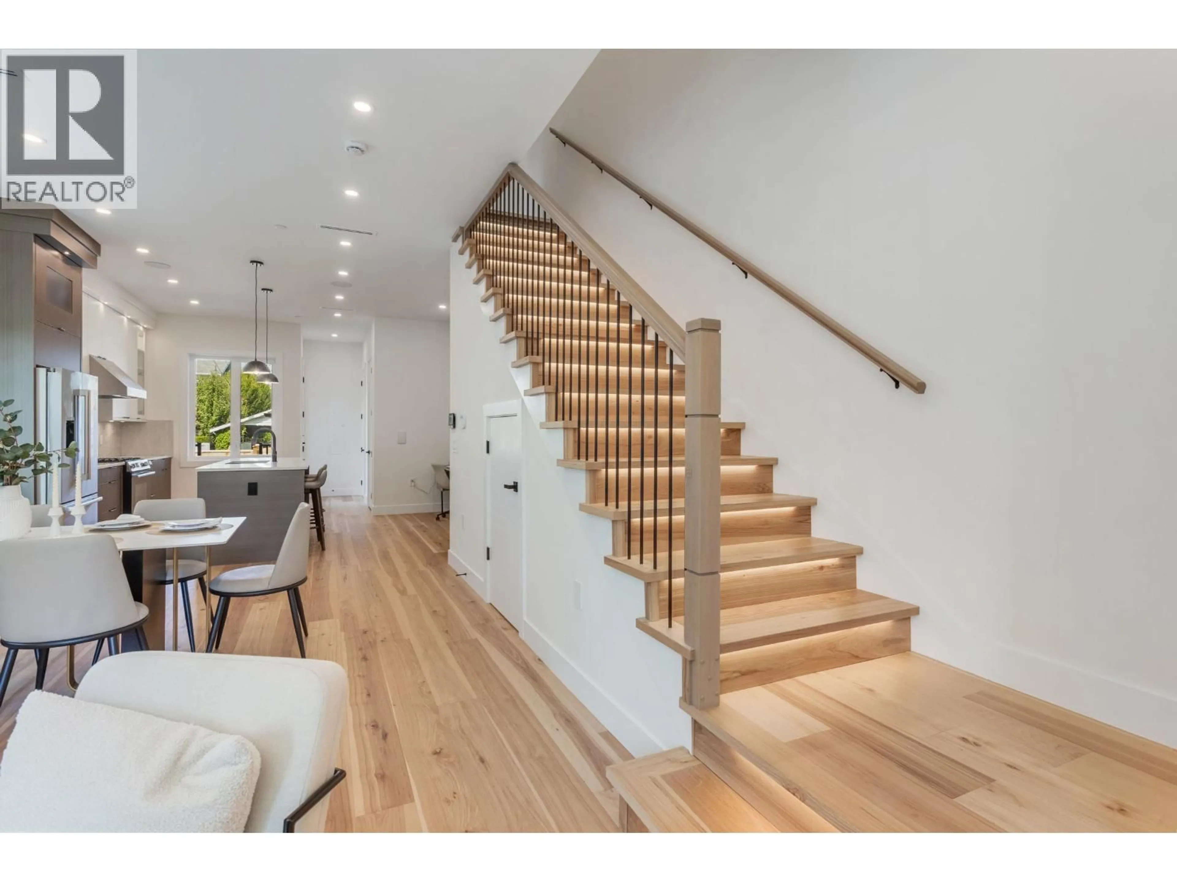 Stairs for 2837 31ST AVENUE, Vancouver British Columbia V6L2A3