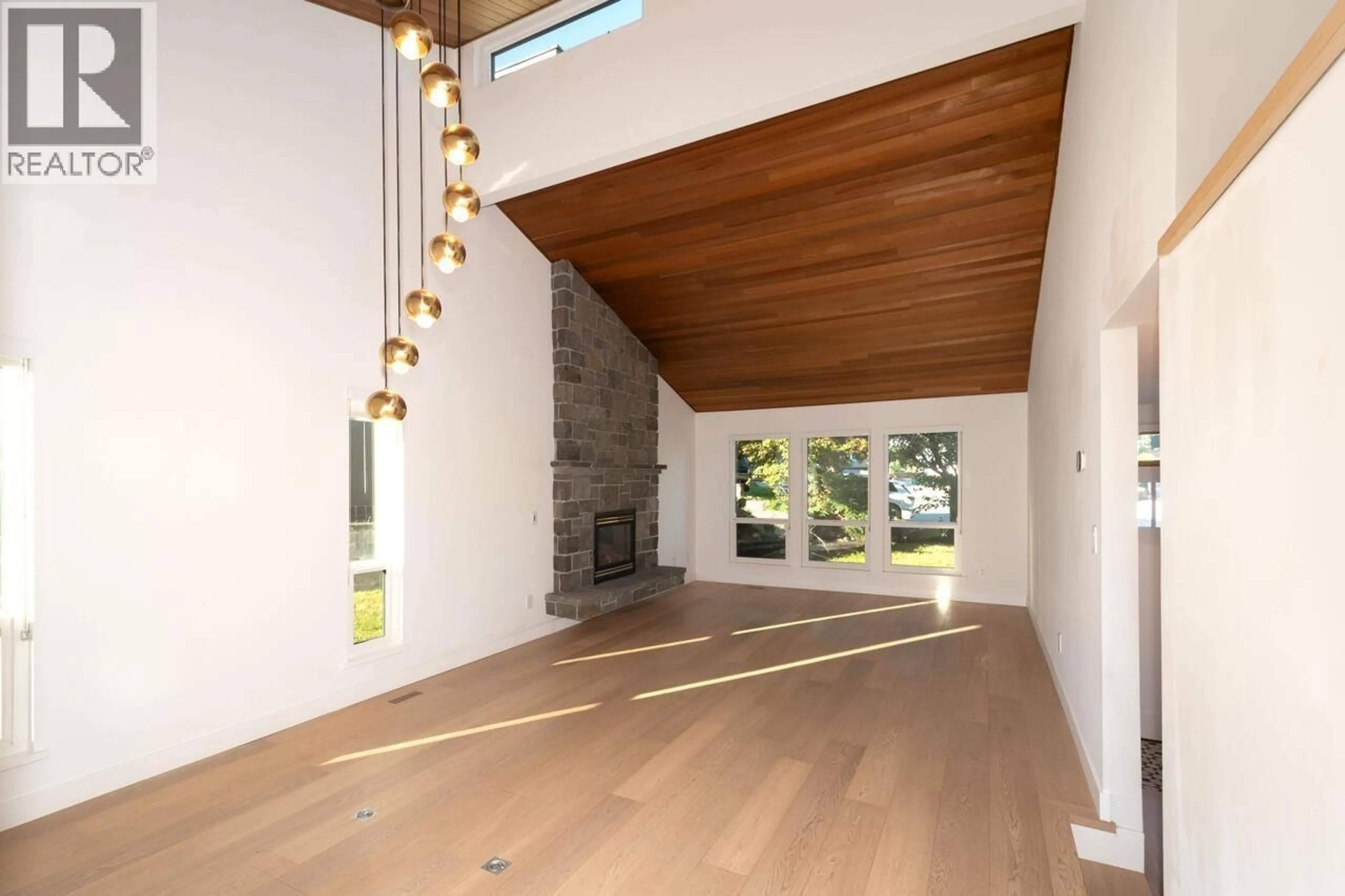 Indoor foyer for 5 CAMPION COURT, Port Moody British Columbia V3H4A9