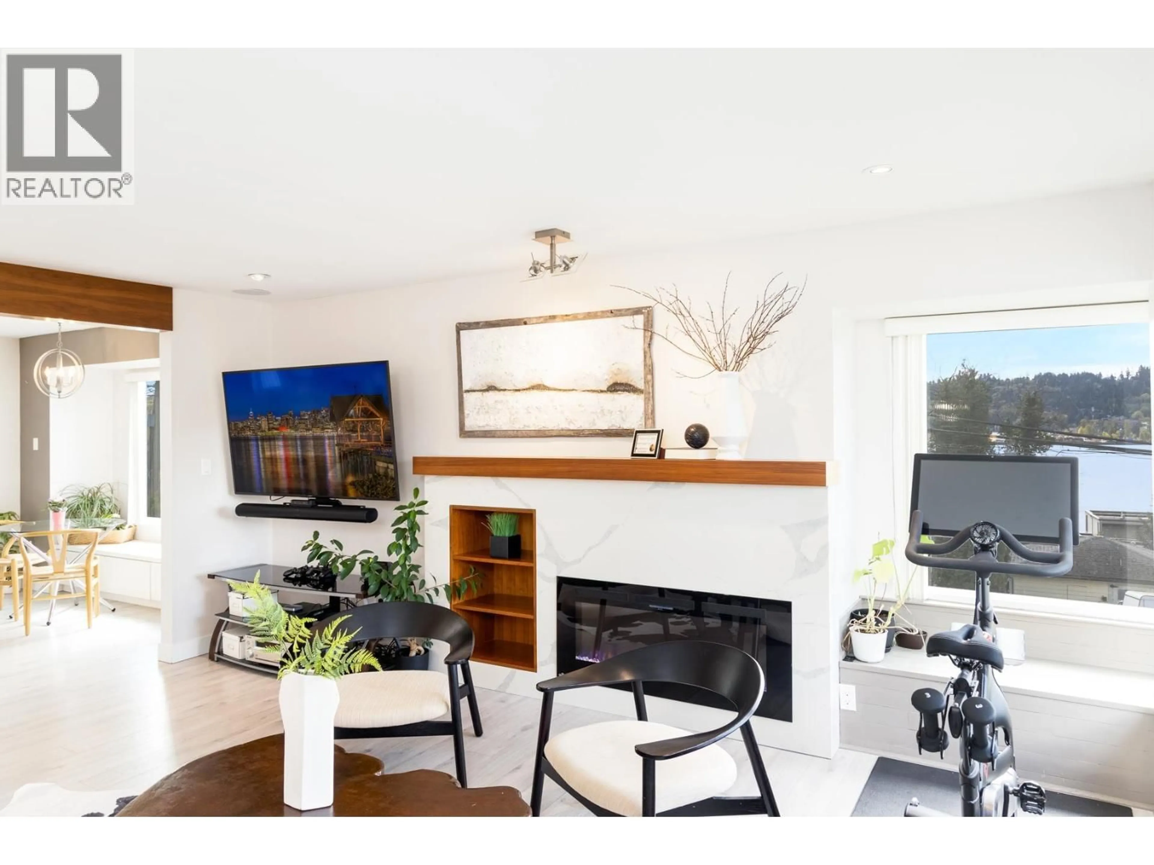 Living room with furniture, wood/laminate floor for 2 WALTON WAY, Port Moody British Columbia V3H3P3
