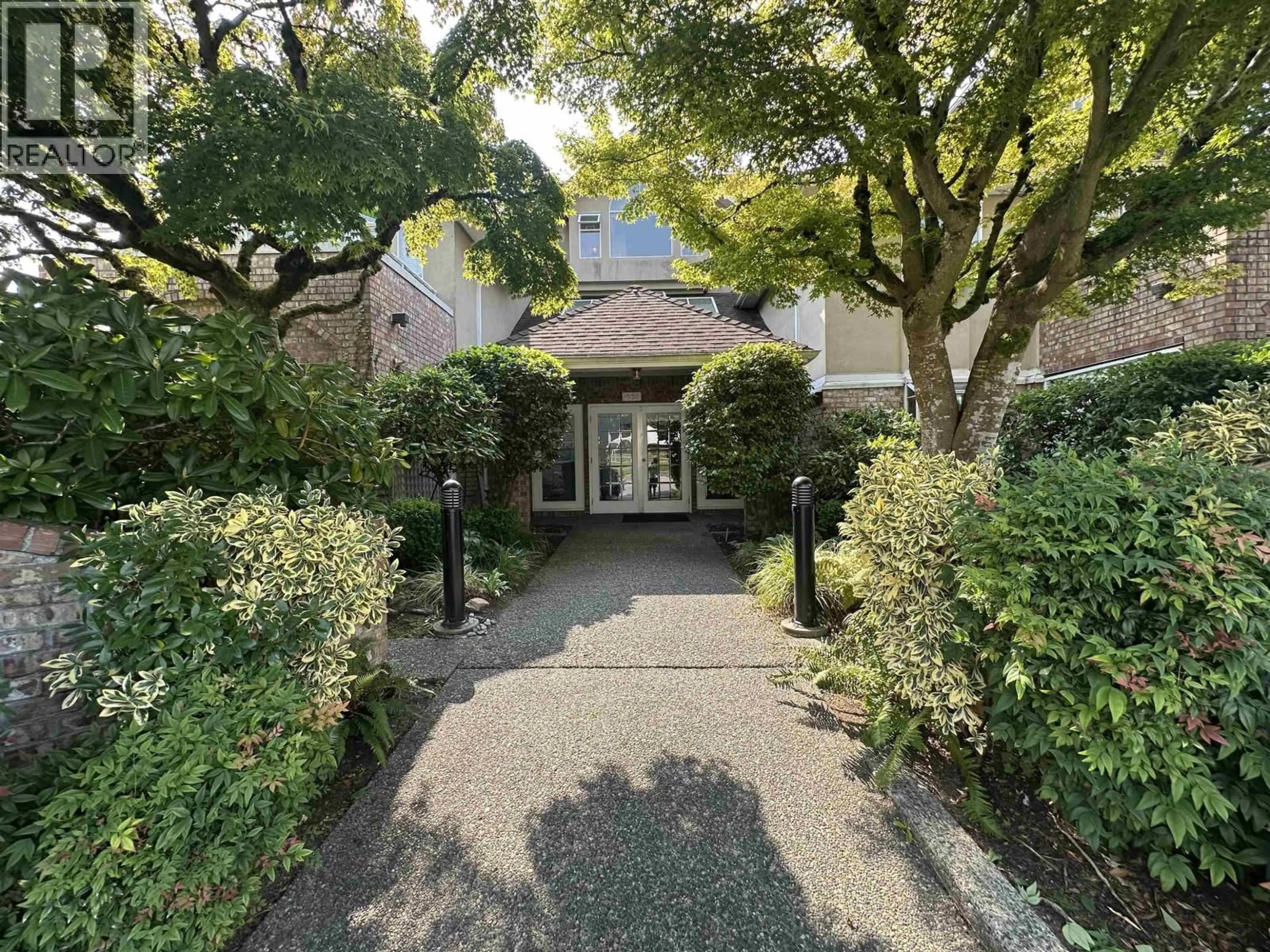A pic from outside/outdoor area/front of a property/back of a property/a pic from drone, street for 5 - 2150 MARINE DRIVE, West Vancouver British Columbia V7V1K3